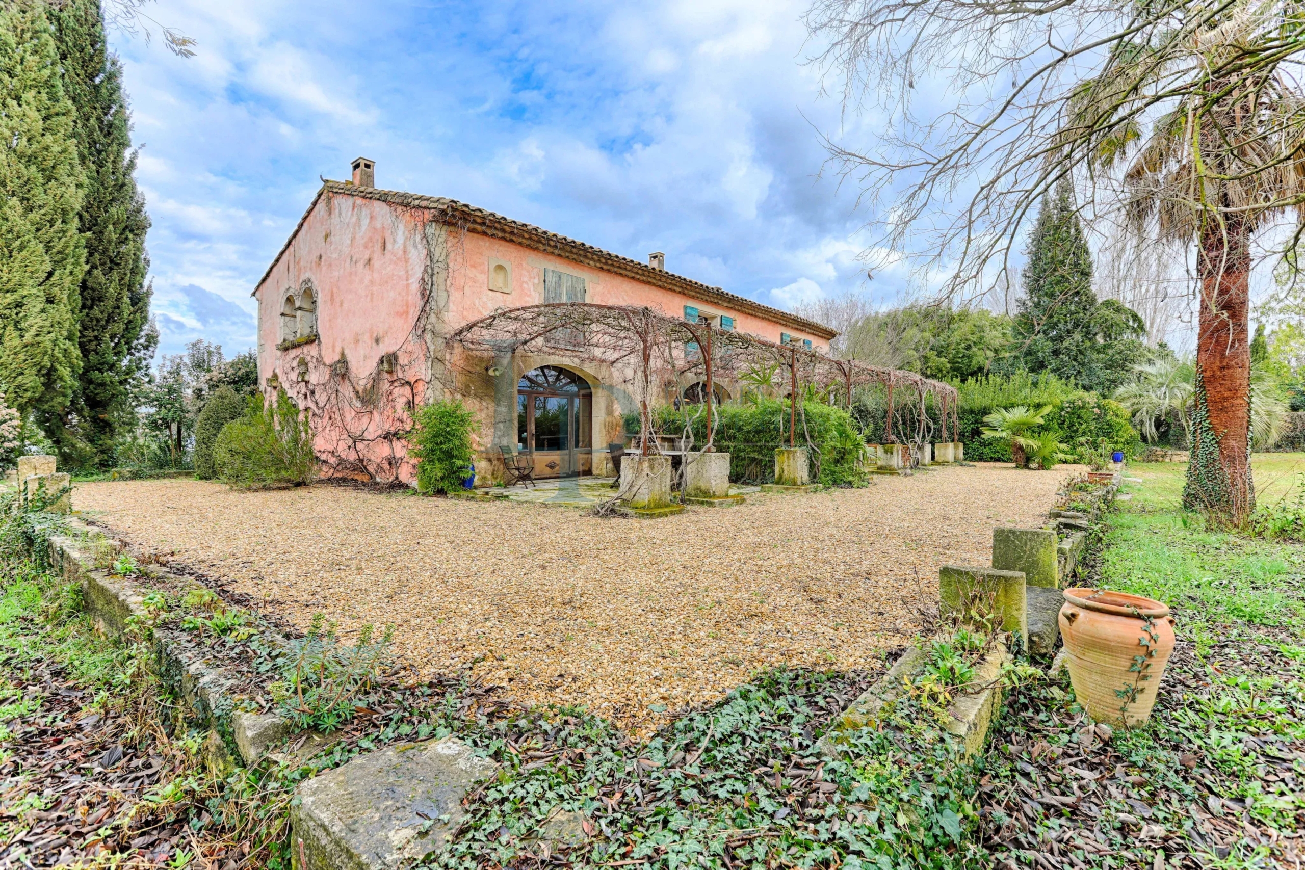 Domaine d’Exception & Mas Provençal au cœur des Alpilles – 5 Ha – Architecture authentique et 100 % naturelle – Piscine / Solarium / Dépendances – Potentiel Unique – Saint-Rémy-de-Provence