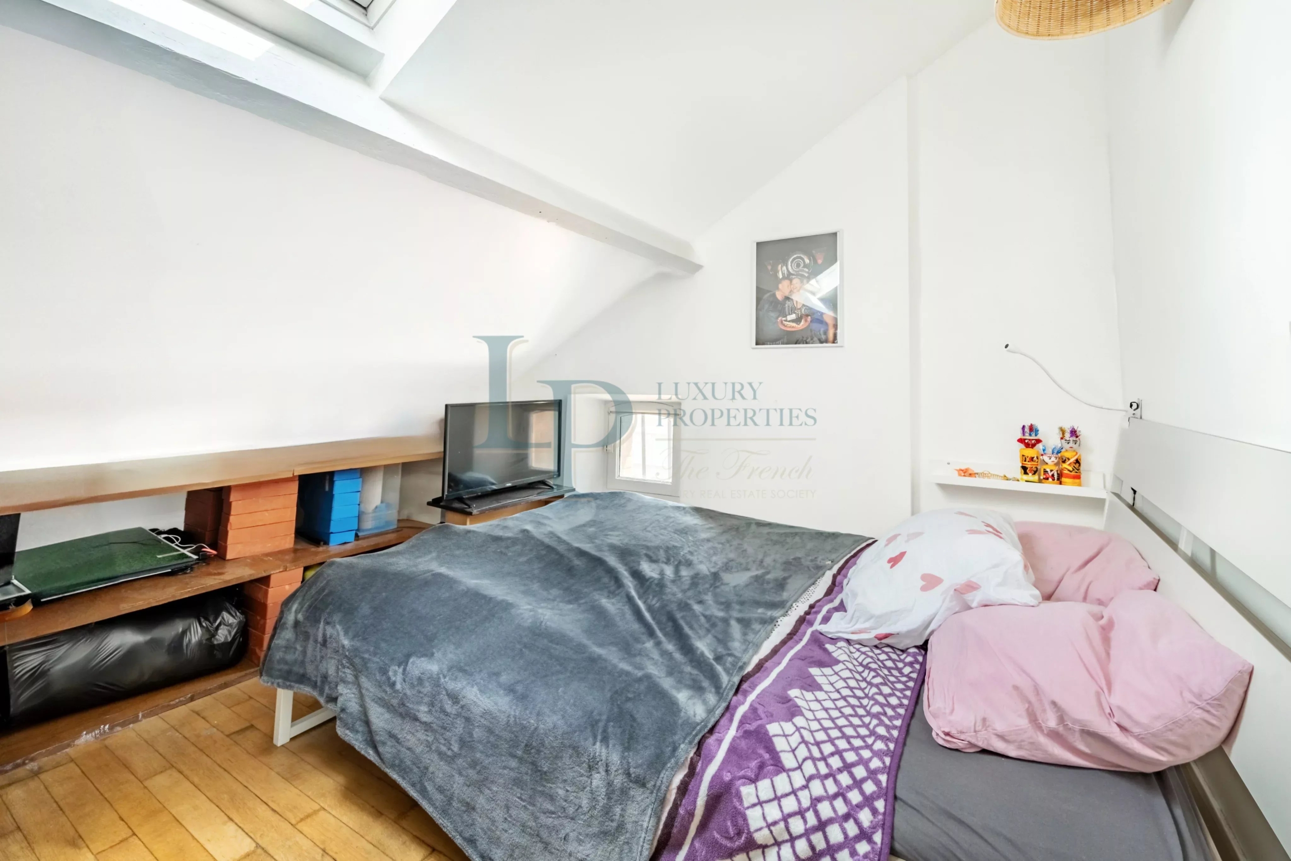 Pavillon familial ou projet d’investissement – 251.52 m² avec parcelle d’angle de 305 m² – jusqu’à 8 chambres – Jardin & potentiel constructible – Ivry-sur-Seine