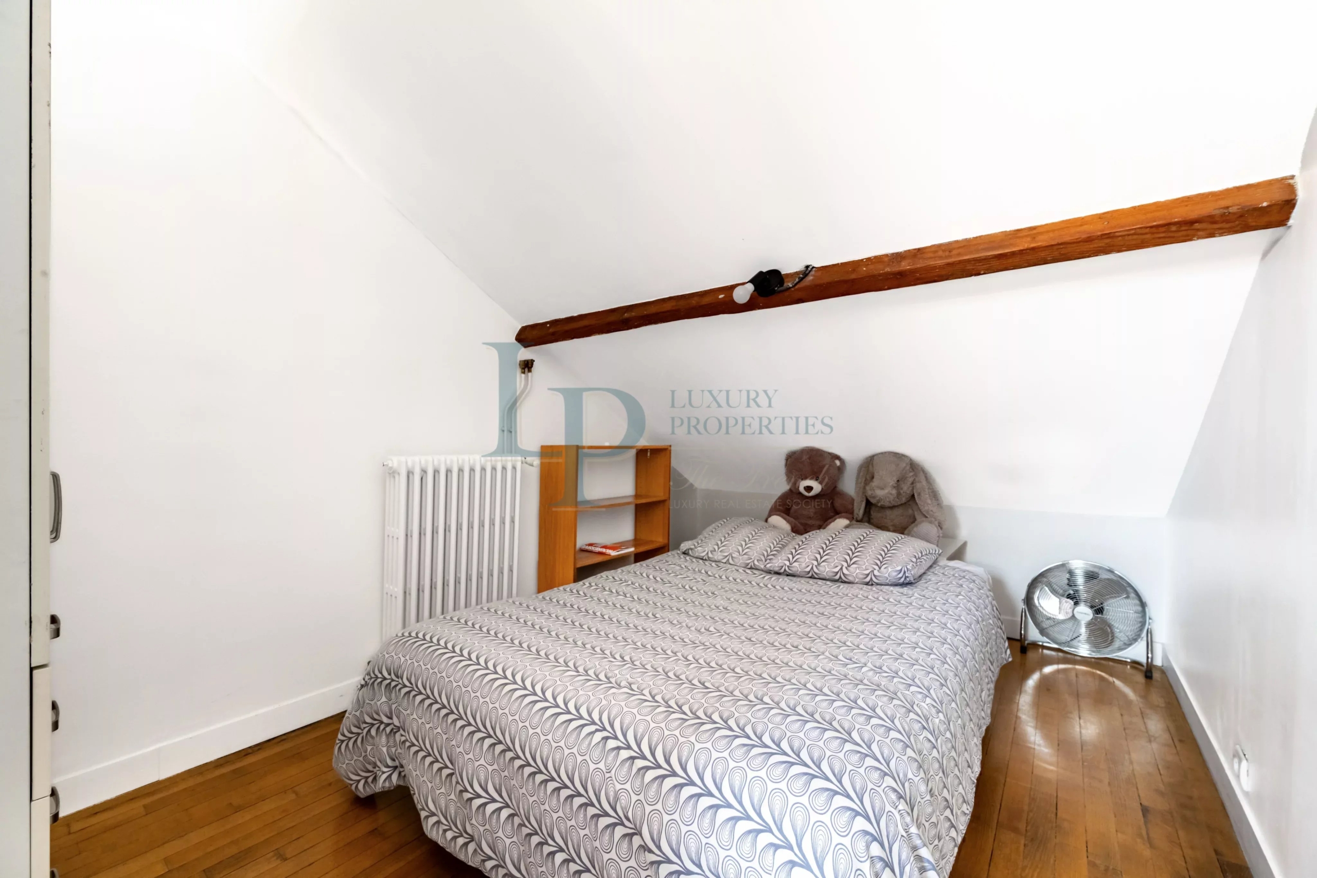 Pavillon familial ou projet d’investissement – 251.52 m² avec parcelle d’angle de 305 m² – jusqu’à 8 chambres – Jardin & potentiel constructible – Ivry-sur-Seine