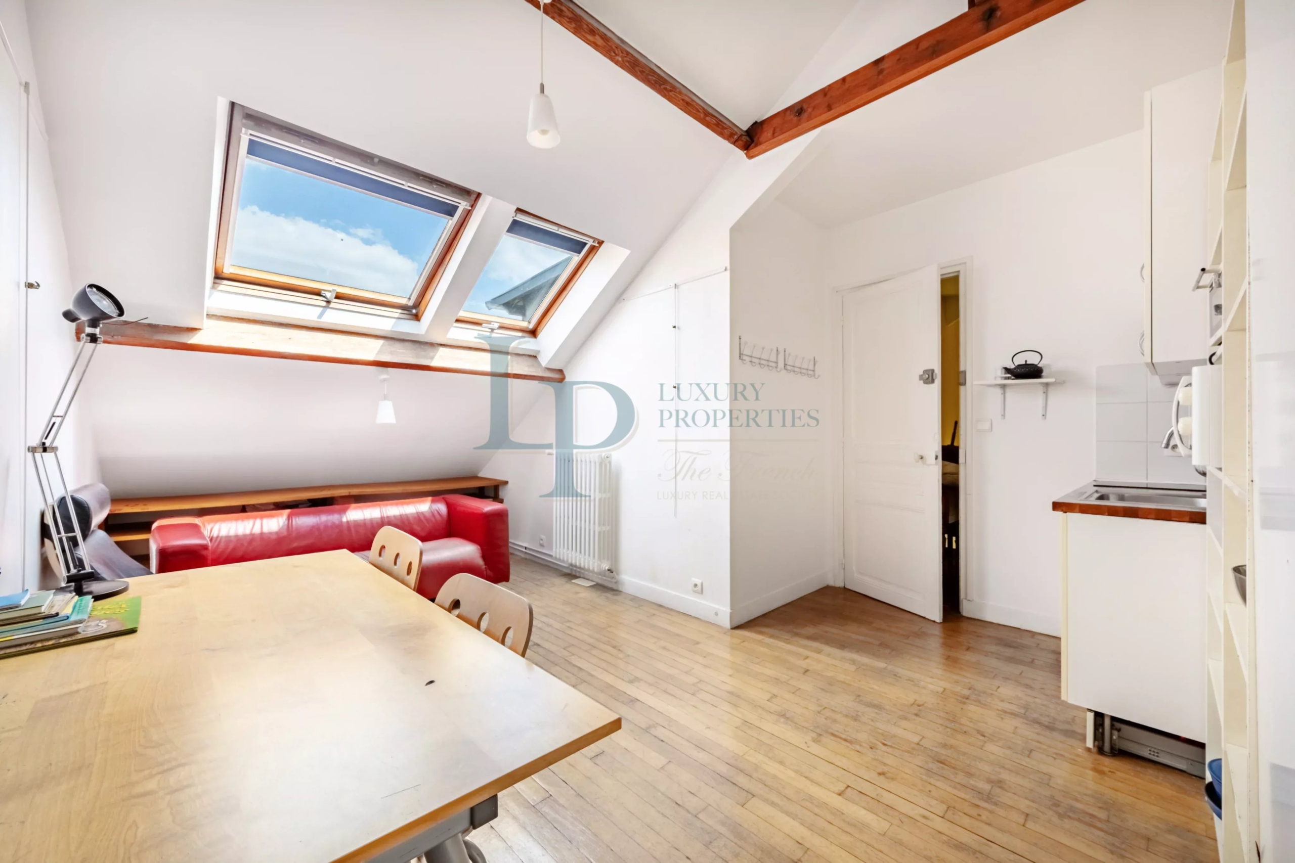 Pavillon familial ou projet d’investissement – 251.52 m² avec parcelle d’angle de 305 m² – jusqu’à 8 chambres – Jardin & potentiel constructible – Ivry-sur-Seine
