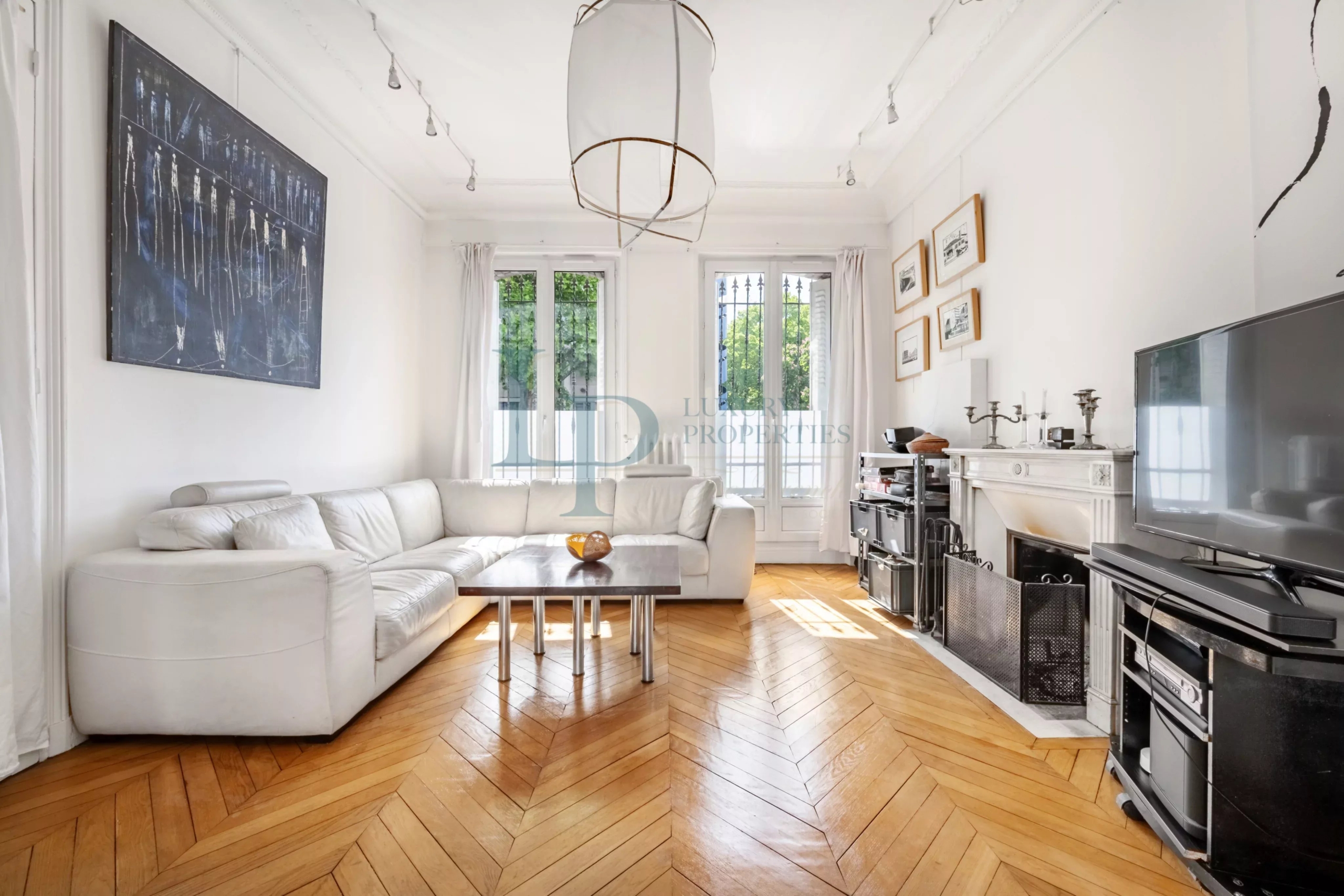 Pavillon familial ou projet d’investissement – 251.52 m² avec parcelle d’angle de 305 m² – jusqu’à 8 chambres – Jardin & potentiel constructible – Ivry-sur-Seine