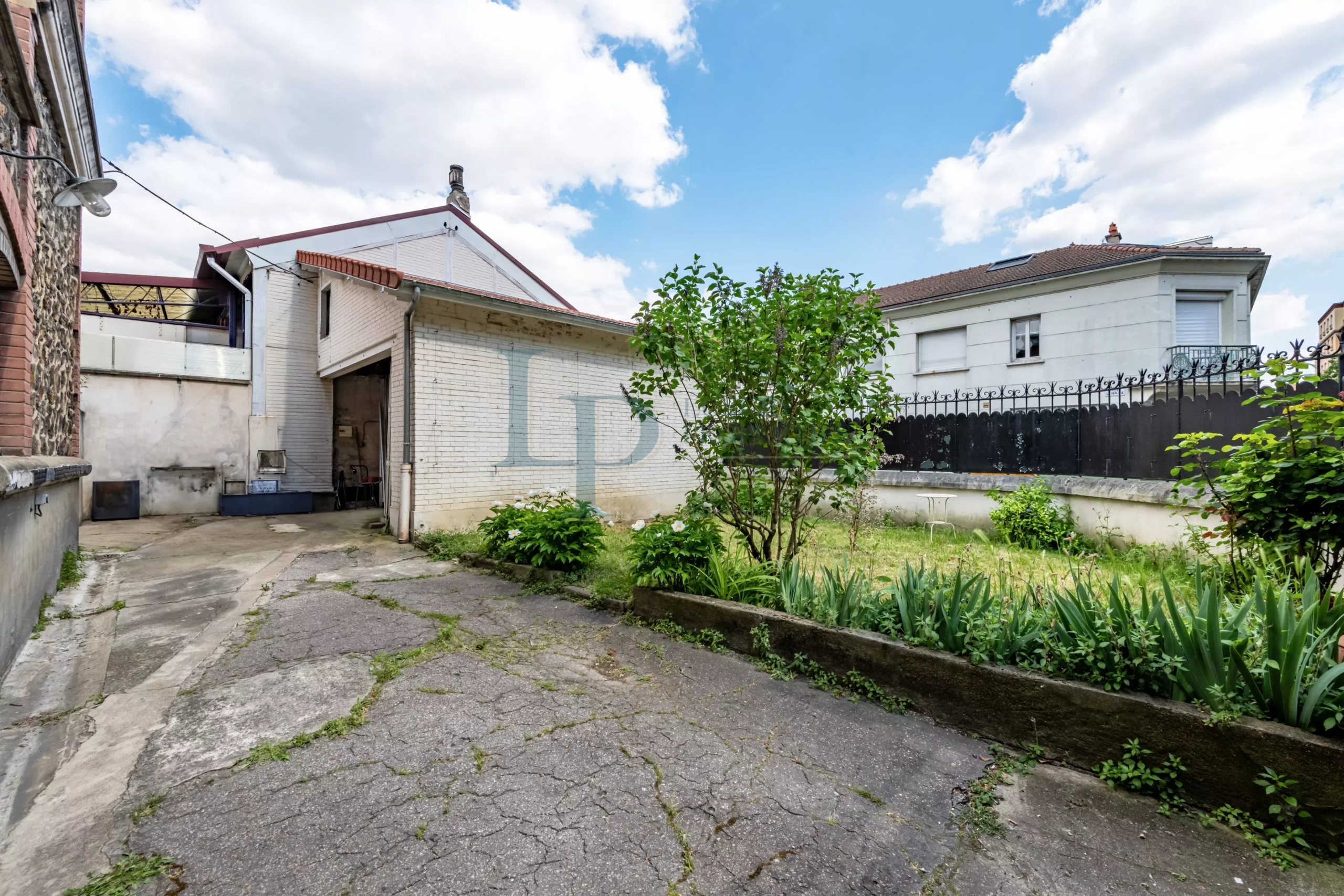 Pavillon familial ou projet d’investissement – 251.52 m² avec parcelle d’angle de 305 m² – jusqu’à 8 chambres – Jardin & potentiel constructible – Ivry-sur-Seine