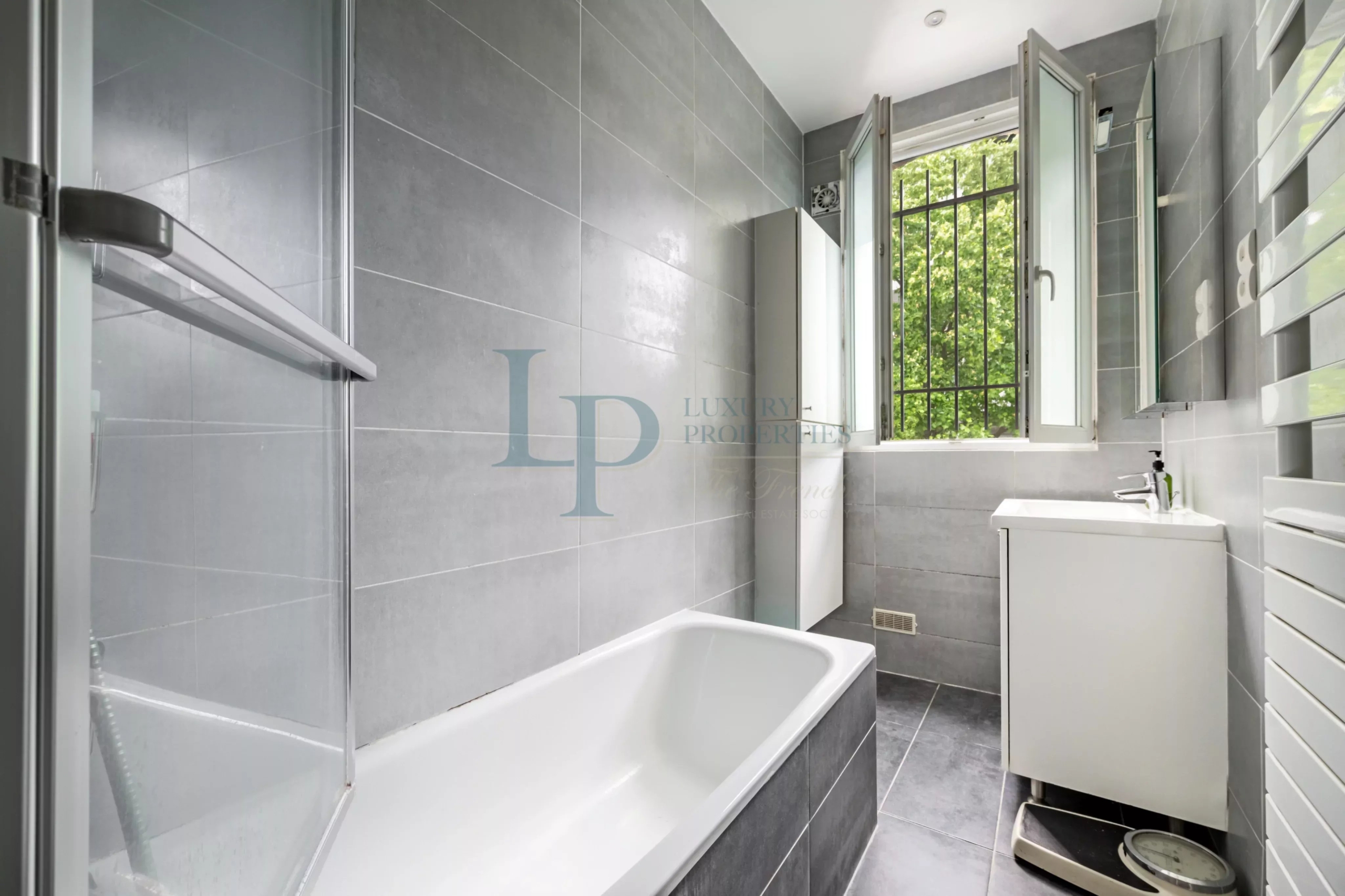 Pavillon familial ou projet d’investissement – 251.52 m² avec parcelle d’angle de 305 m² – jusqu’à 8 chambres – Jardin & potentiel constructible – Ivry-sur-Seine