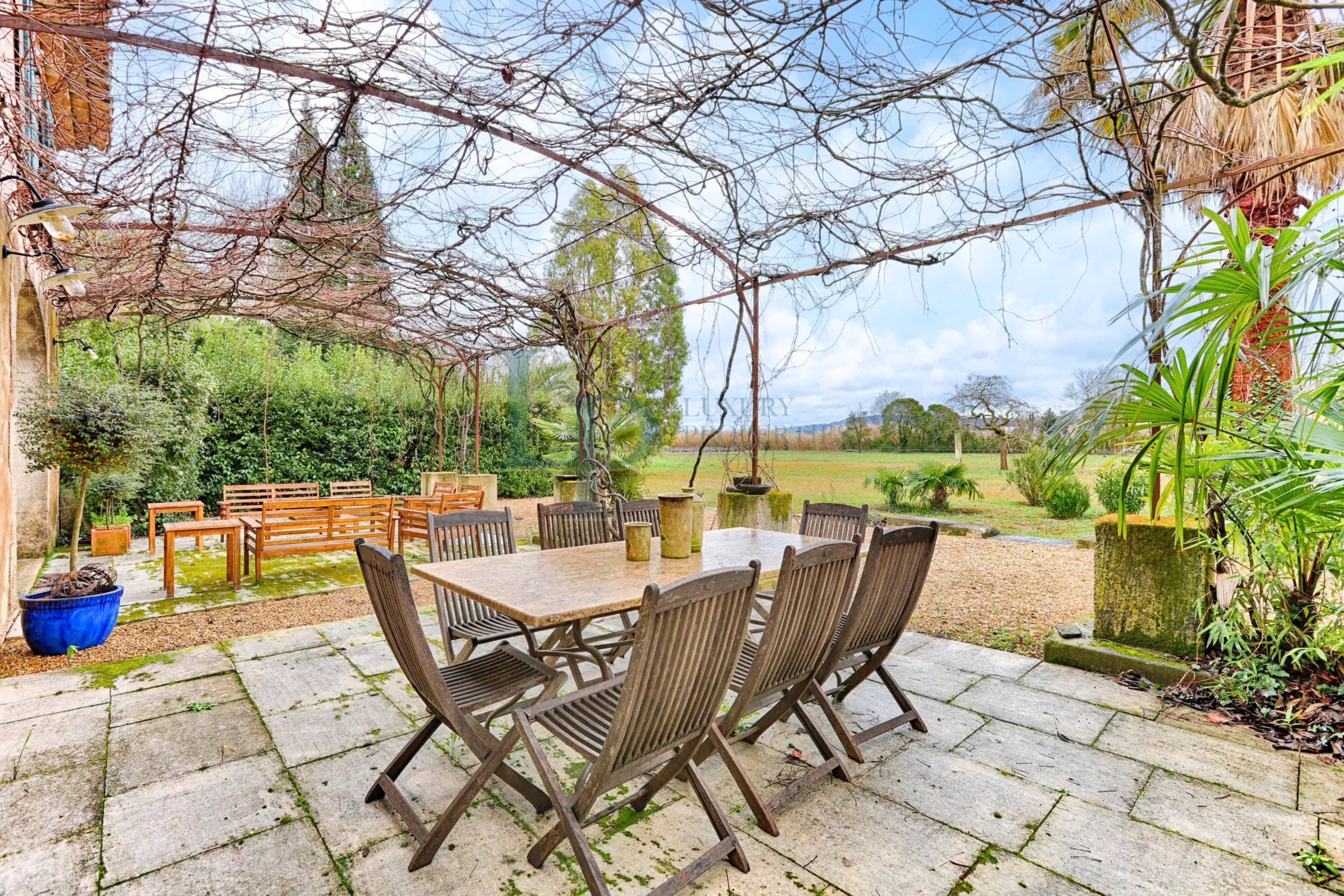 Domaine d’Exception & Mas Provençal au cœur des Alpilles – 5 Ha – Architecture authentique et 100 % naturelle – Piscine / Solarium / Dépendances – Potentiel Unique – Saint-Rémy-de-Provence