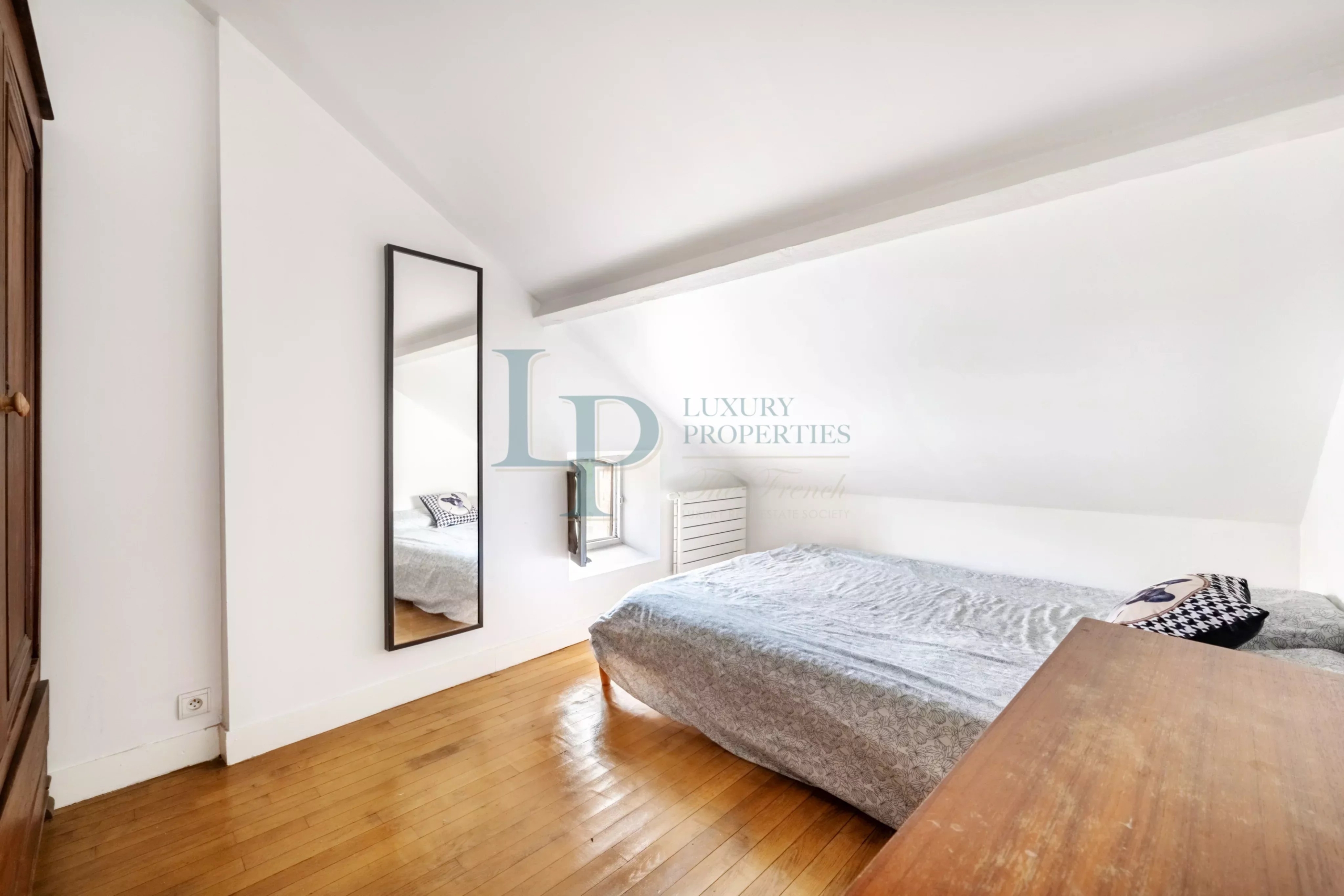 Pavillon familial ou projet d’investissement – 251.52 m² avec parcelle d’angle de 305 m² – jusqu’à 8 chambres – Jardin & potentiel constructible – Ivry-sur-Seine