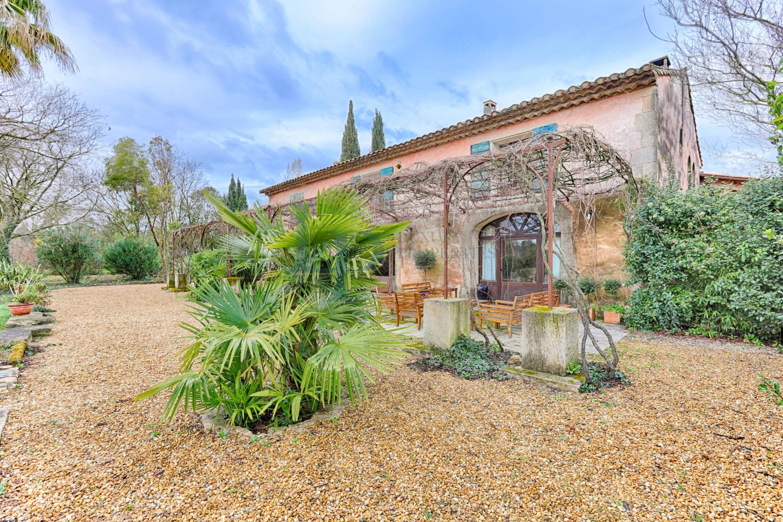 Domaine d’Exception & Mas Provençal au cœur des Alpilles – 5 Ha – Architecture authentique et 100 % naturelle – Piscine / Solarium / Dépendances – Potentiel Unique – Saint-Rémy-de-Provence