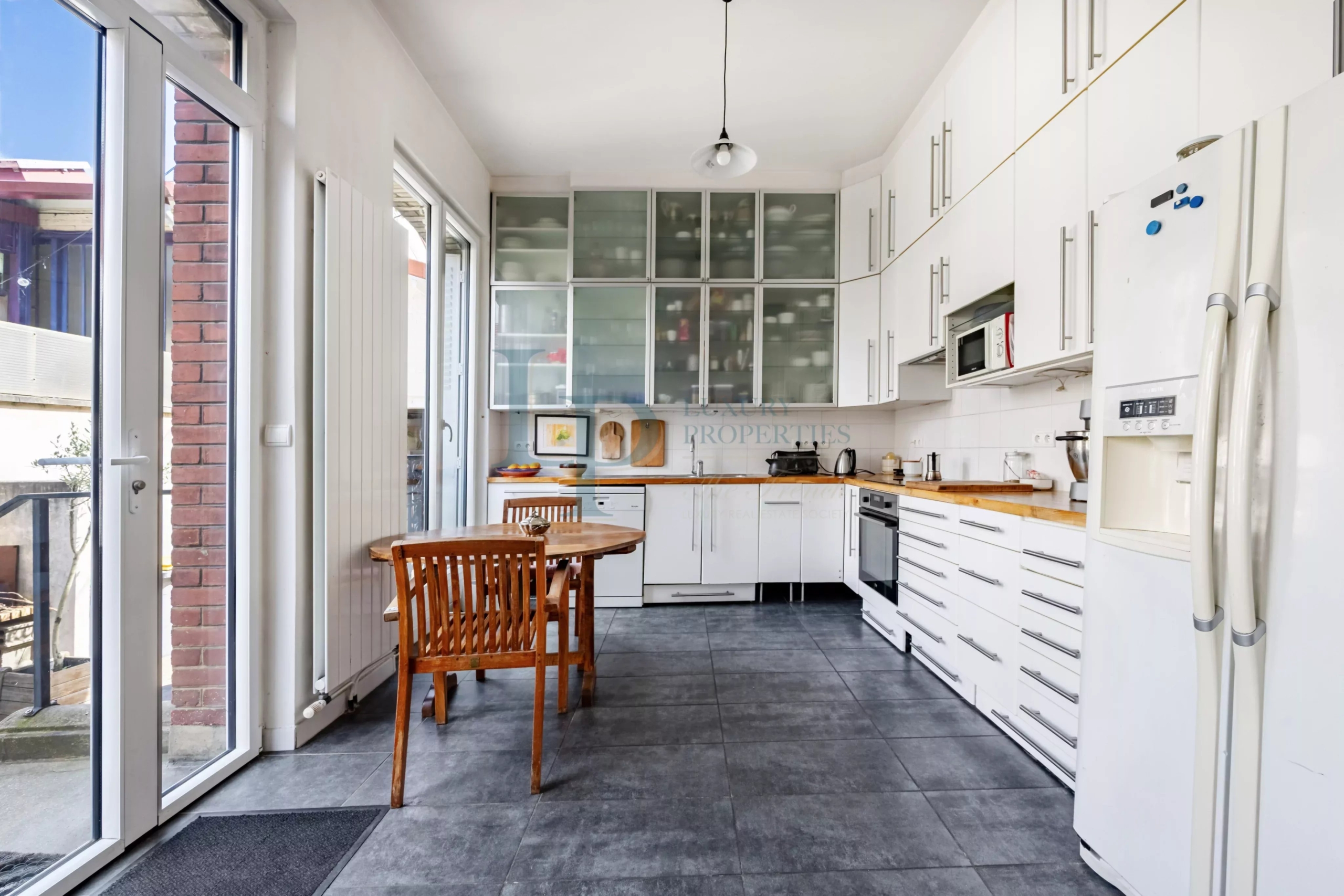 Pavillon familial ou projet d’investissement – 251.52 m² avec parcelle d’angle de 305 m² – jusqu’à 8 chambres – Jardin & potentiel constructible – Ivry-sur-Seine