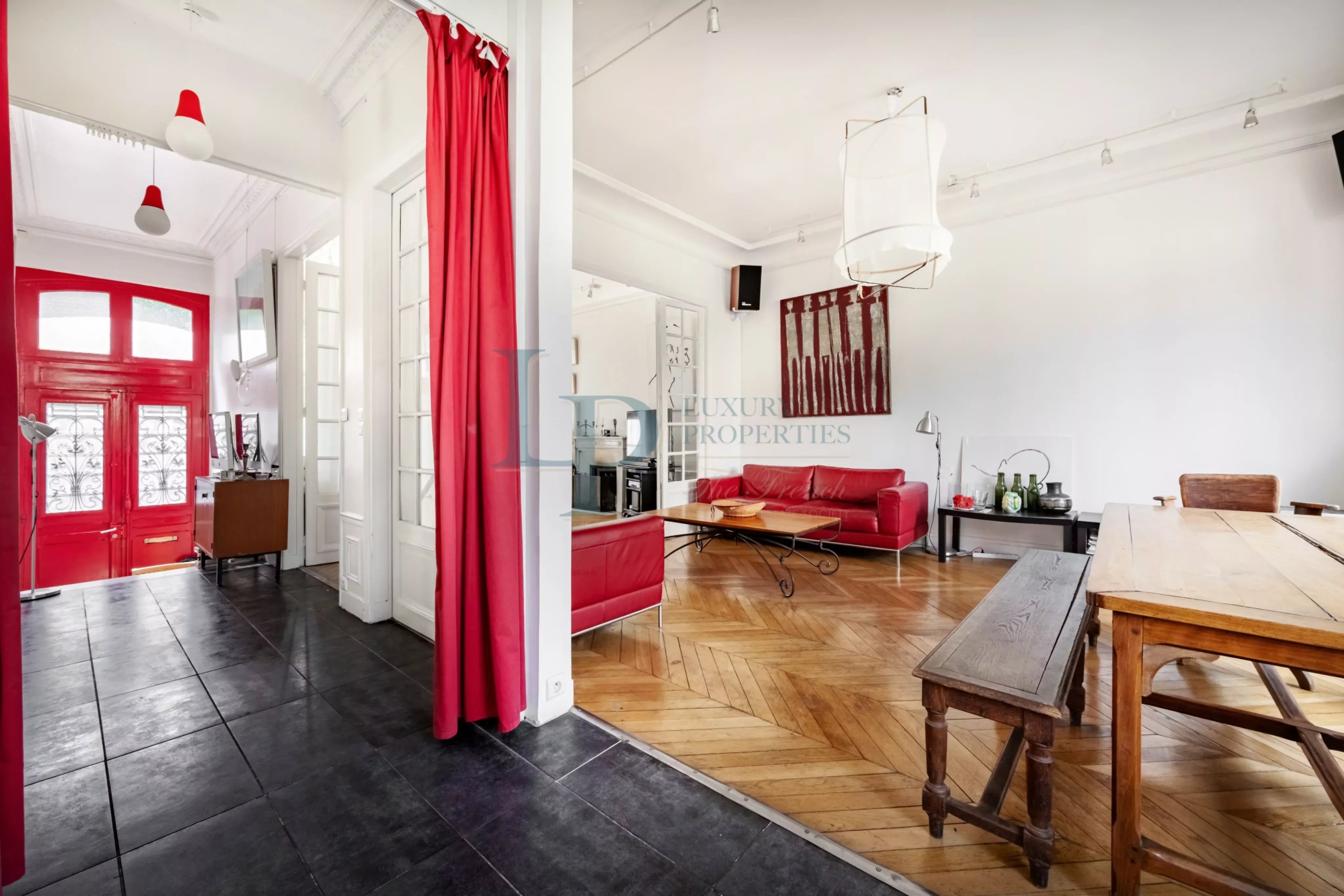 Pavillon familial ou projet d’investissement – 251.52 m² avec parcelle d’angle de 305 m² – jusqu’à 8 chambres – Jardin & potentiel constructible – Ivry-sur-Seine