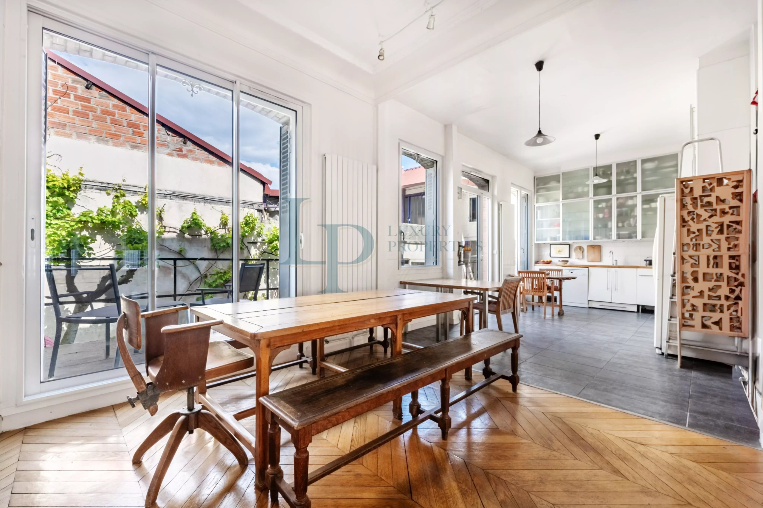 Pavillon familial ou projet d’investissement – 251.52 m² avec parcelle d’angle de 305 m² – jusqu’à 8 chambres – Jardin & potentiel constructible – Ivry-sur-Seine
