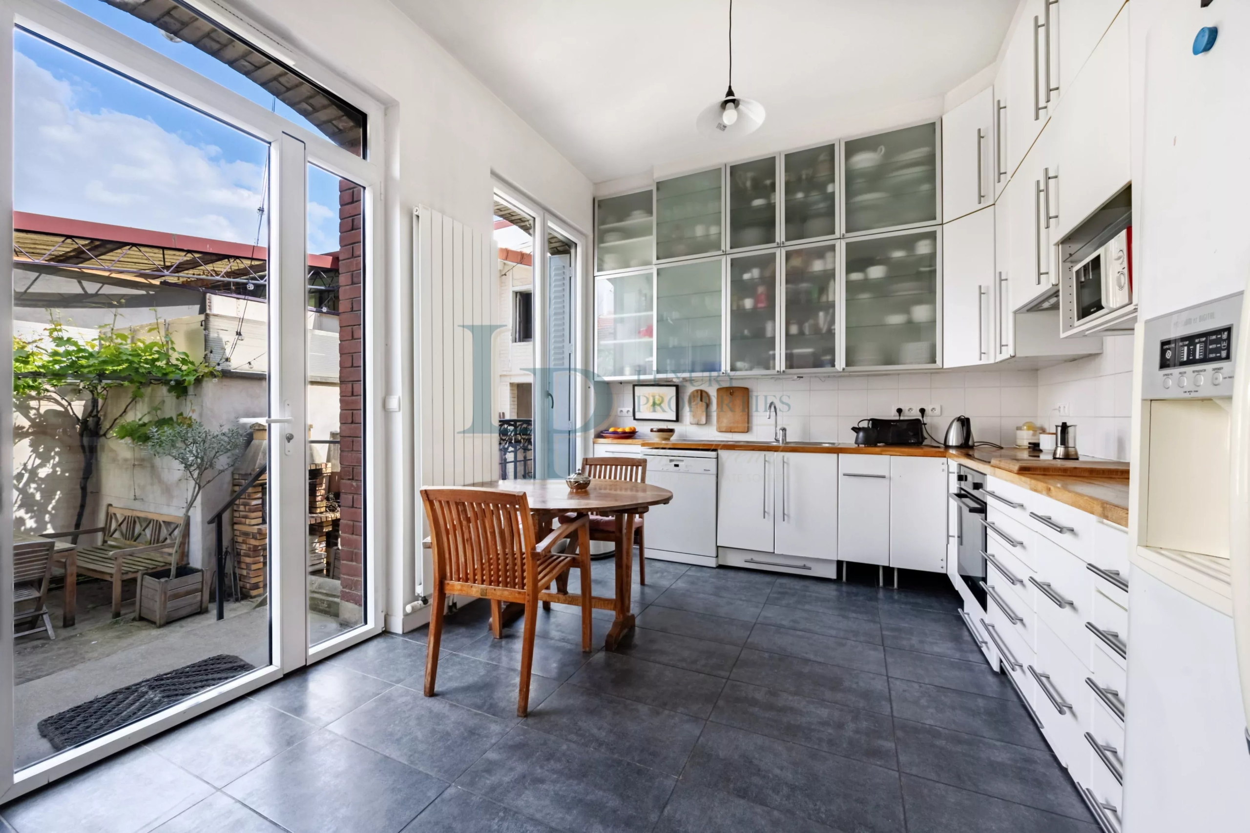 Pavillon familial ou projet d’investissement – 251.52 m² avec parcelle d’angle de 305 m² – jusqu’à 8 chambres – Jardin & potentiel constructible – Ivry-sur-Seine