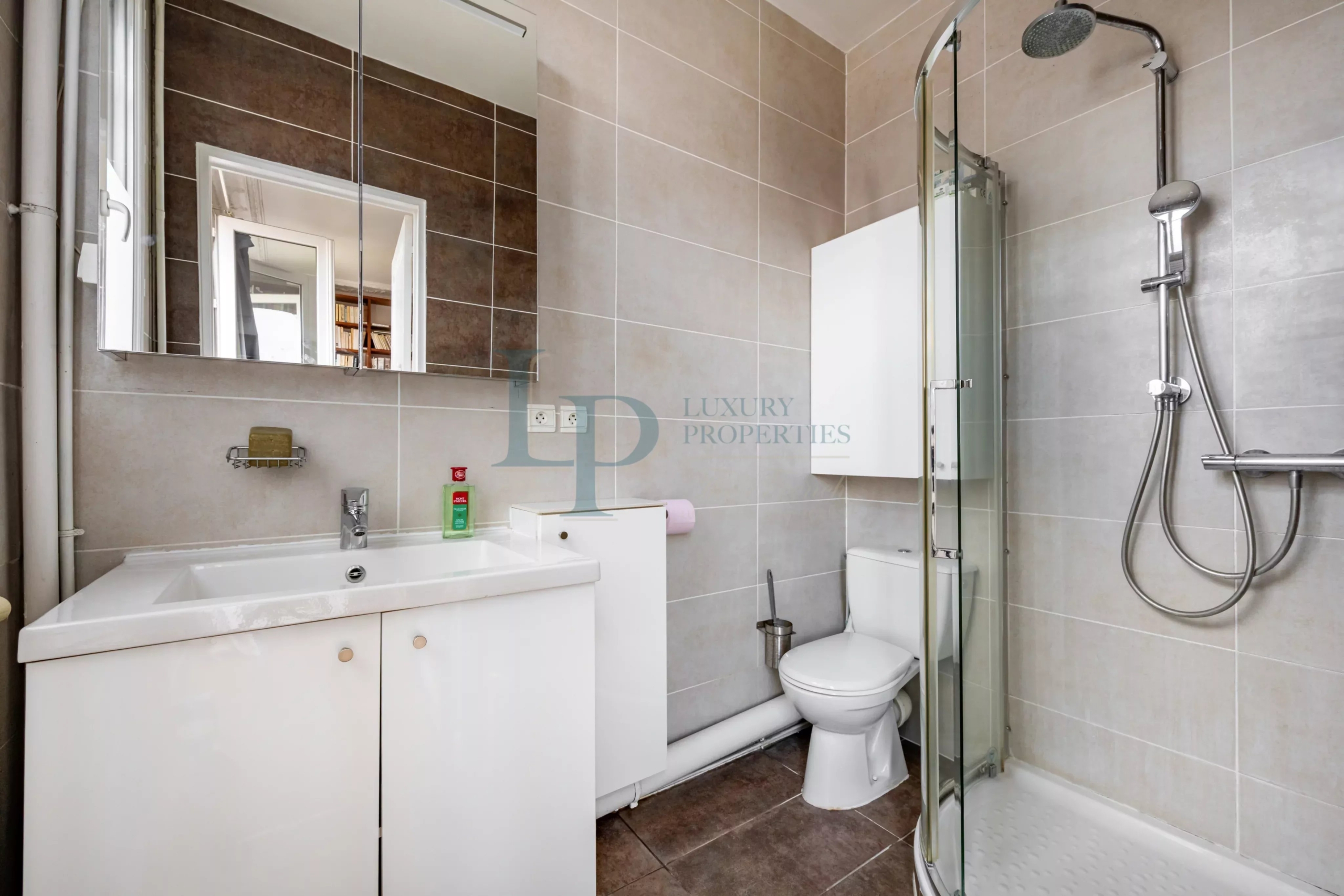 Pavillon familial ou projet d’investissement – 251.52 m² avec parcelle d’angle de 305 m² – jusqu’à 8 chambres – Jardin & potentiel constructible – Ivry-sur-Seine