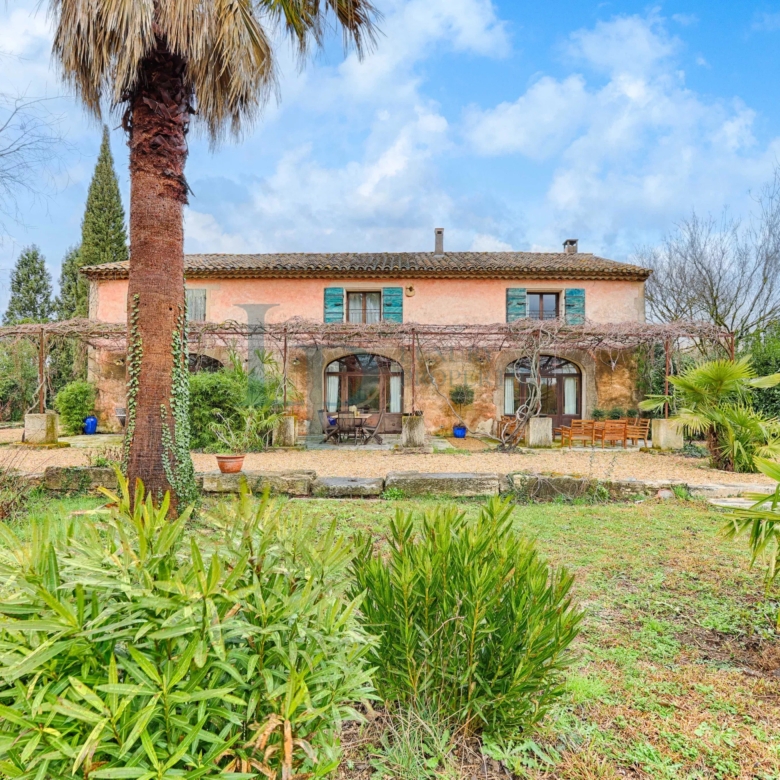 Domaine d’Exception & Mas Provençal au cœur des Alpilles – 5 Ha – Architecture authentique et 100 % naturelle – Piscine / Solarium / Dépendances – Potentiel Unique – Saint-Rémy-de-Provence