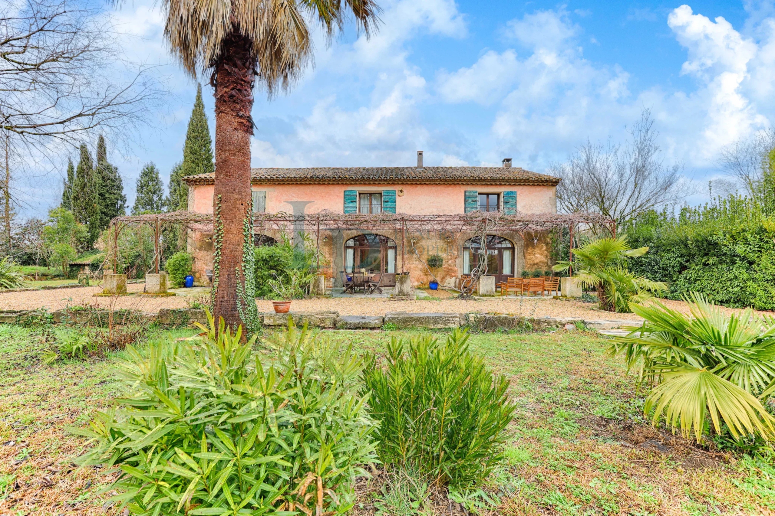 Domaine d’Exception & Mas Provençal au cœur des Alpilles – 5 Ha – Architecture authentique et 100 % naturelle – Piscine / Solarium / Dépendances – Potentiel Unique – Saint-Rémy-de-Provence