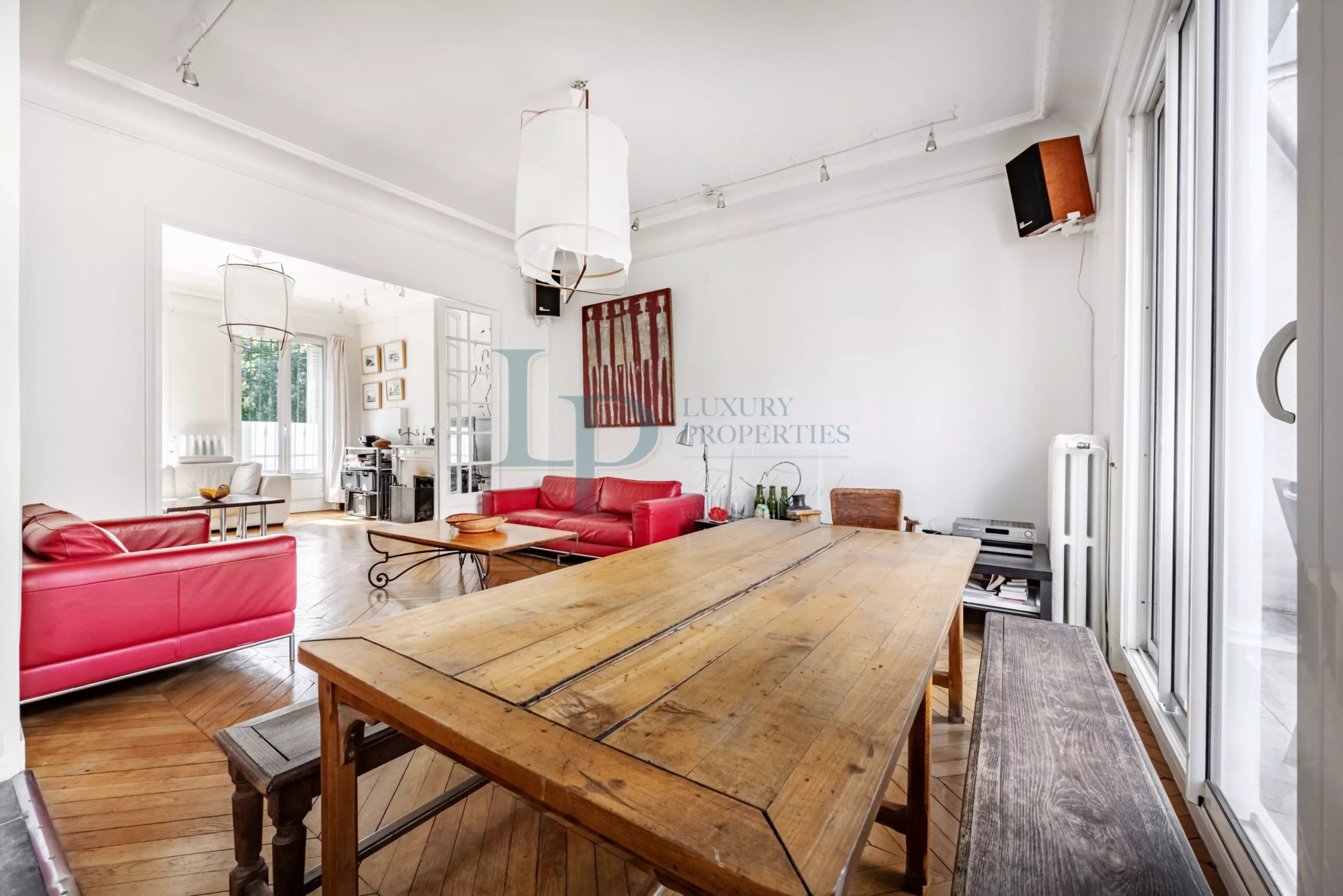 Pavillon familial ou projet d’investissement – 251.52 m² avec parcelle d’angle de 305 m² – jusqu’à 8 chambres – Jardin & potentiel constructible – Ivry-sur-Seine