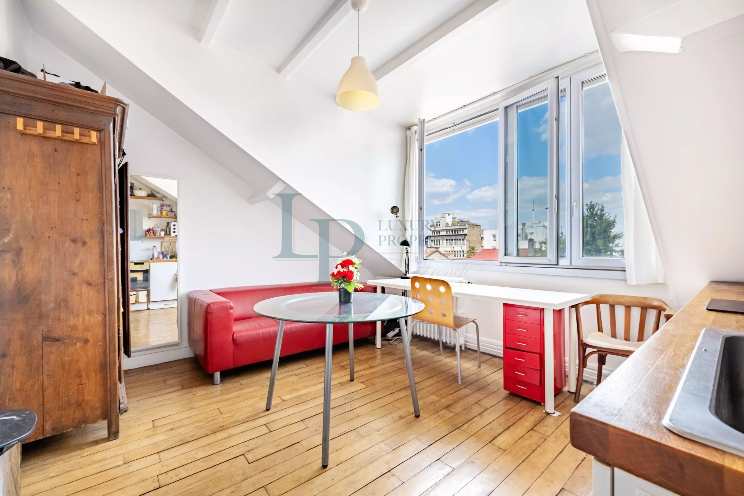 Pavillon familial ou projet d’investissement – 251.52 m² avec parcelle d’angle de 305 m² – jusqu’à 8 chambres – Jardin & potentiel constructible – Ivry-sur-Seine