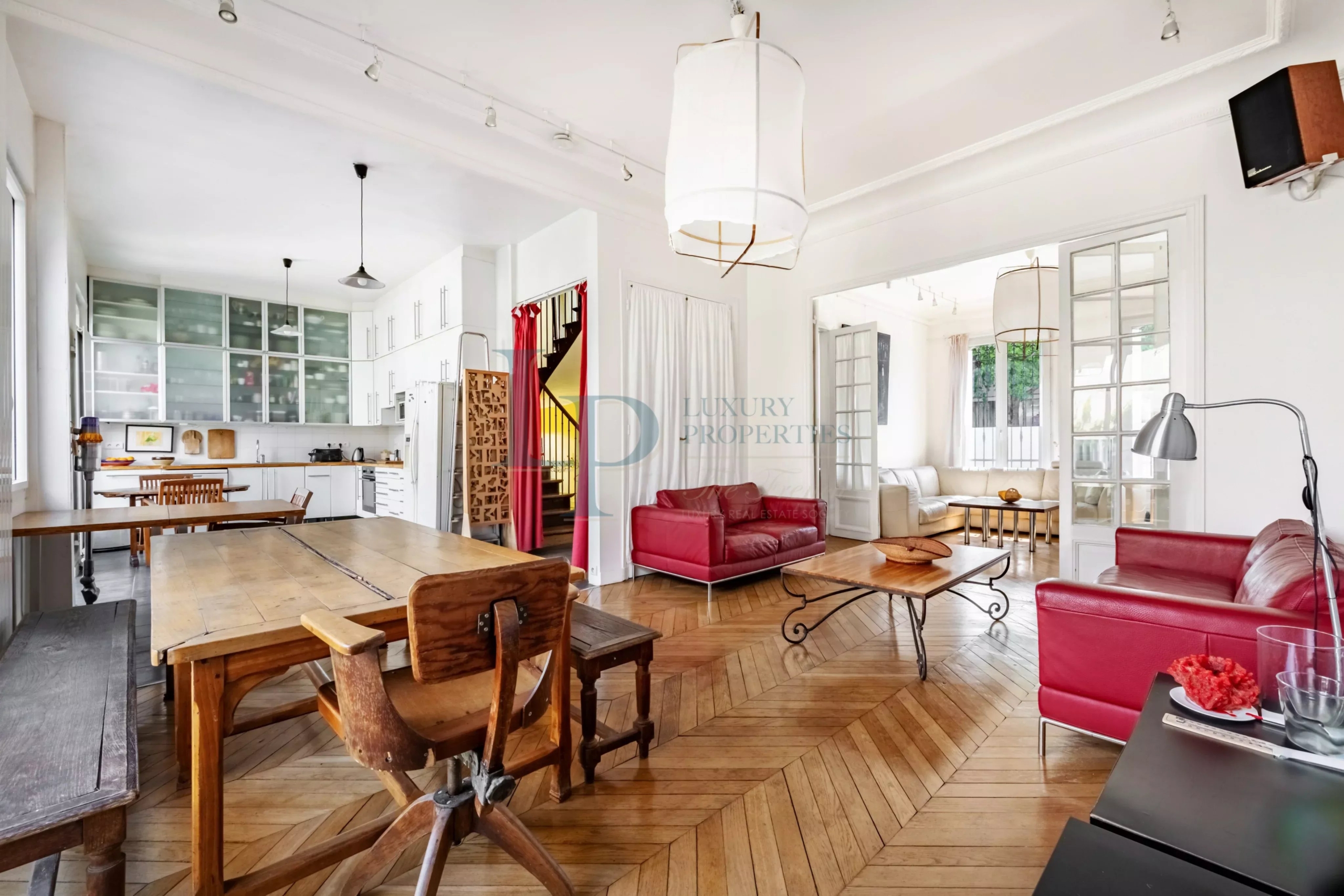 Pavillon familial ou projet d’investissement – 251.52 m² avec parcelle d’angle de 305 m² – jusqu’à 8 chambres – Jardin & potentiel constructible – Ivry-sur-Seine