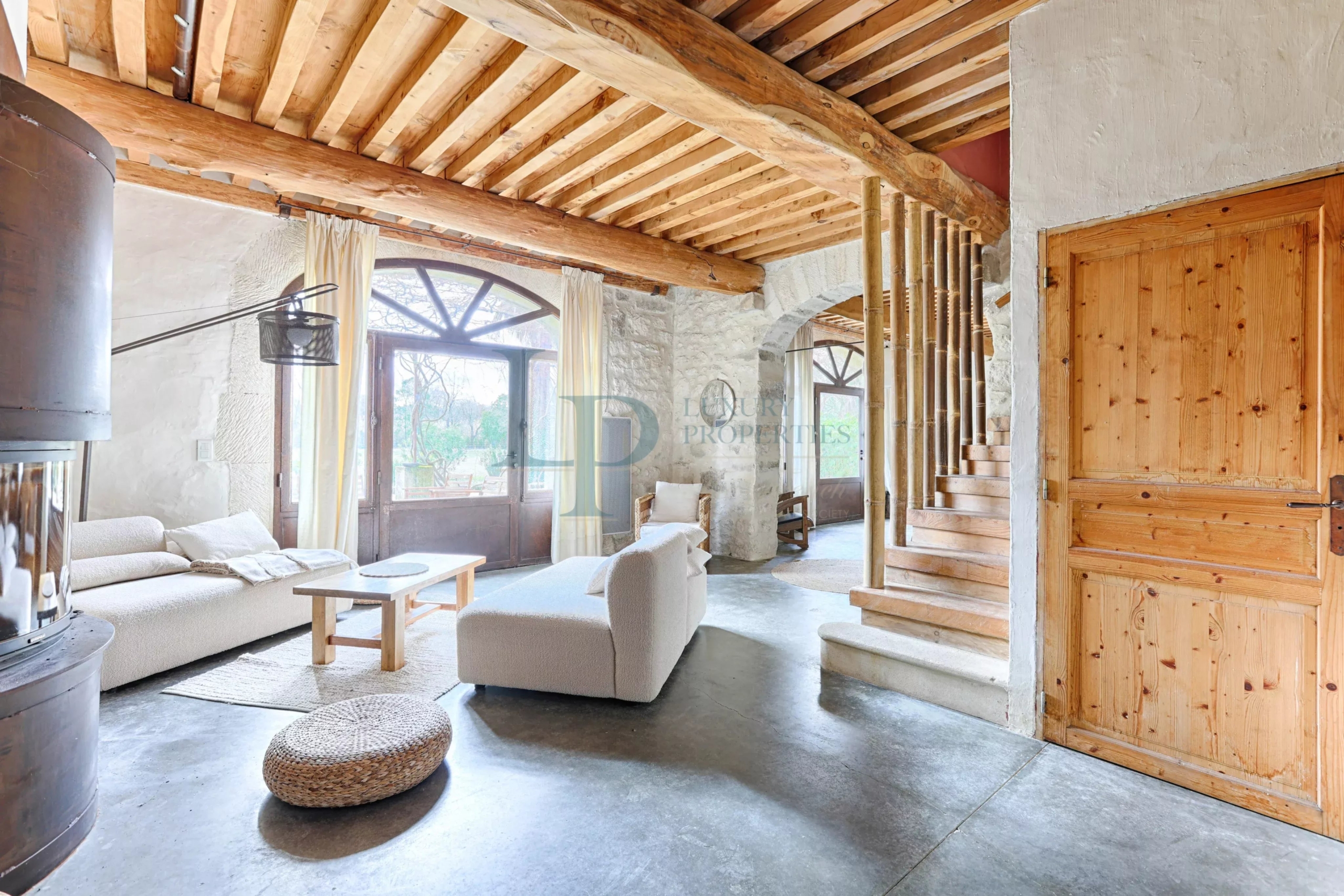 Domaine d’Exception & Mas Provençal au cœur des Alpilles – 5 Ha – Architecture authentique et 100 % naturelle – Piscine / Solarium / Dépendances – Potentiel Unique – Saint-Rémy-de-Provence