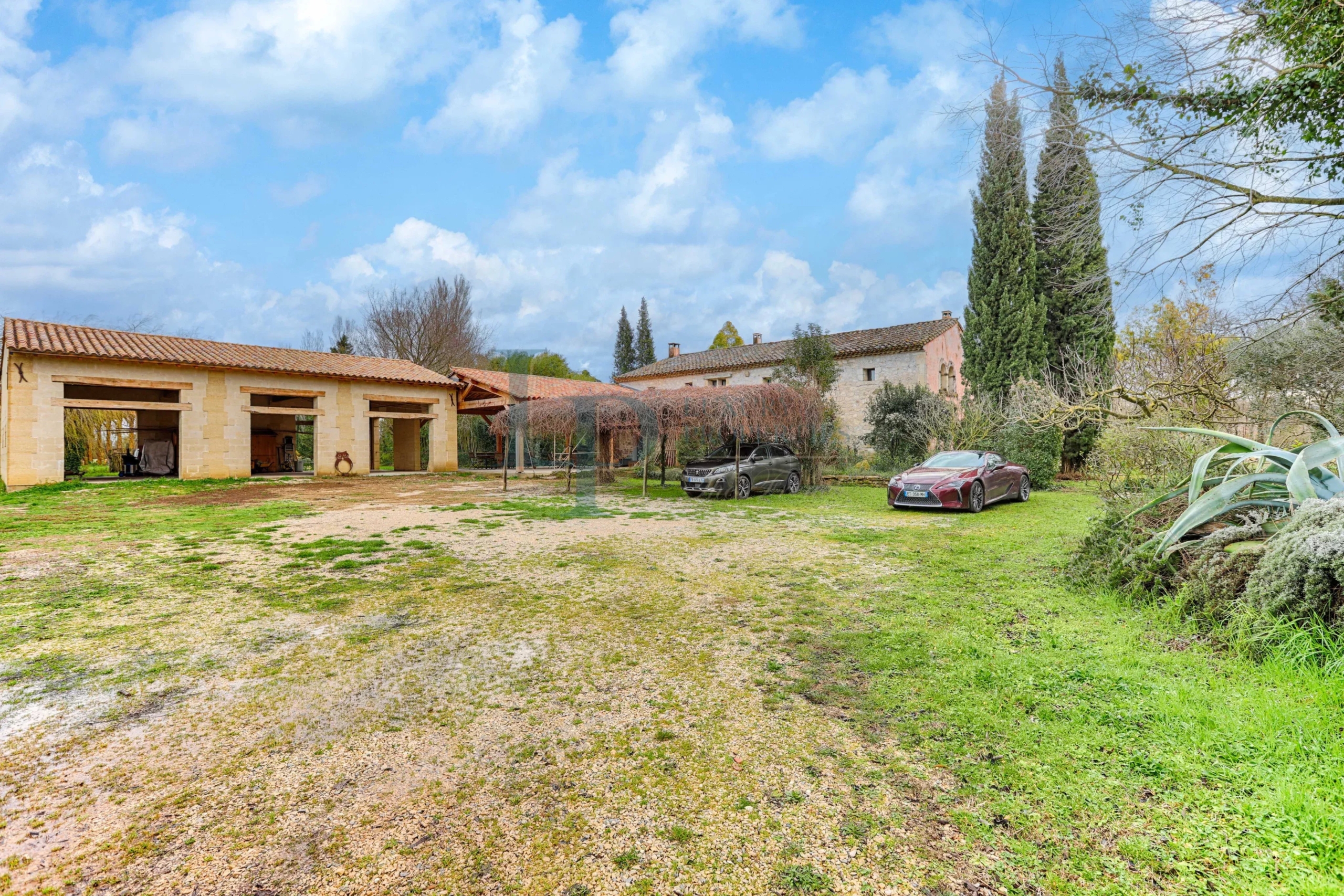 Domaine d’Exception & Mas Provençal au cœur des Alpilles – 5 Ha – Architecture authentique et 100 % naturelle – Piscine / Solarium / Dépendances – Potentiel Unique – Saint-Rémy-de-Provence
