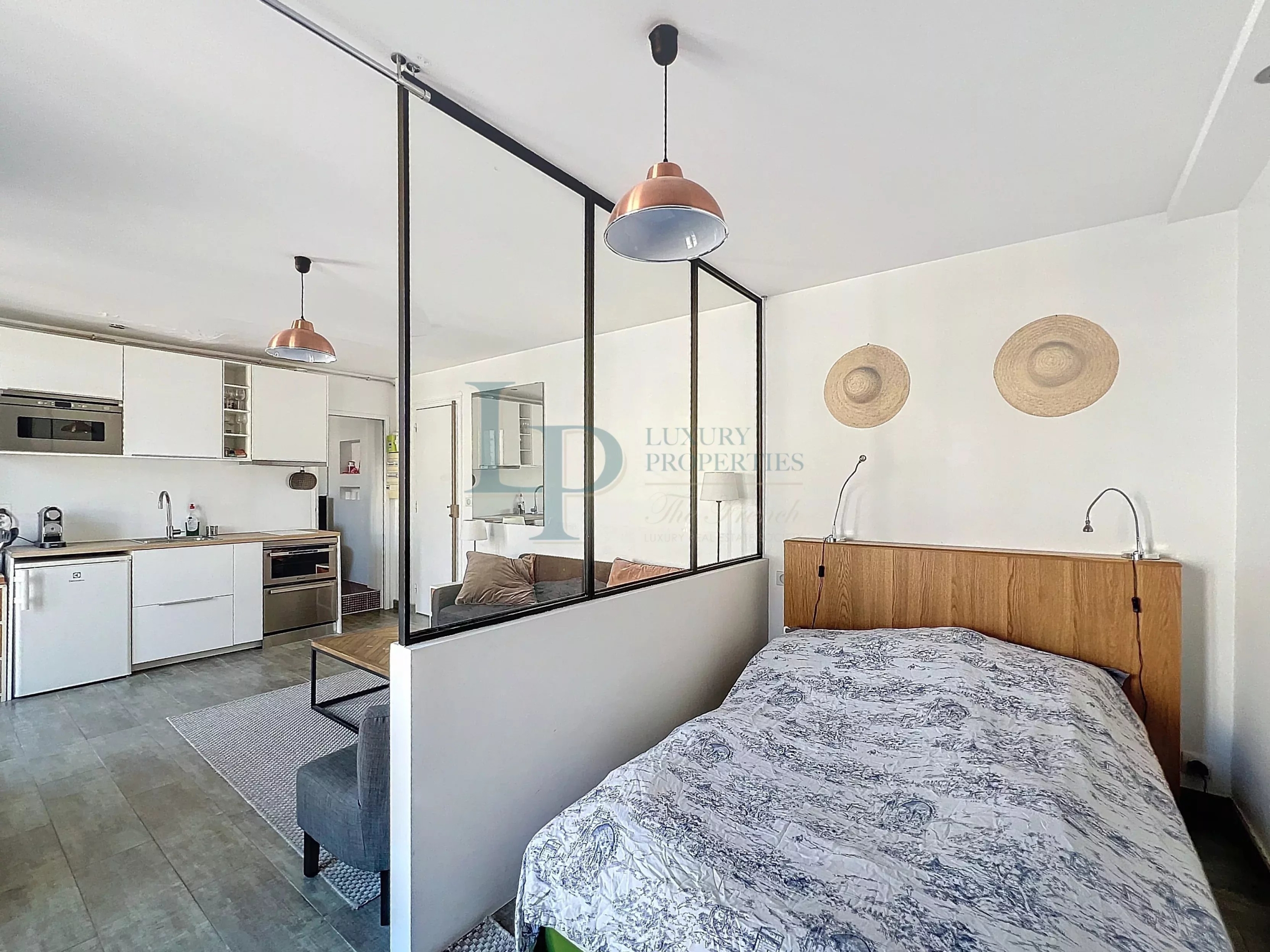 Exclusivité LUXURY PROPERTIES – Kléber / Boissière – Studio / 2 pièces – Étage élevé – Balcon filant – Vue dégagée – Lumineux – Cave