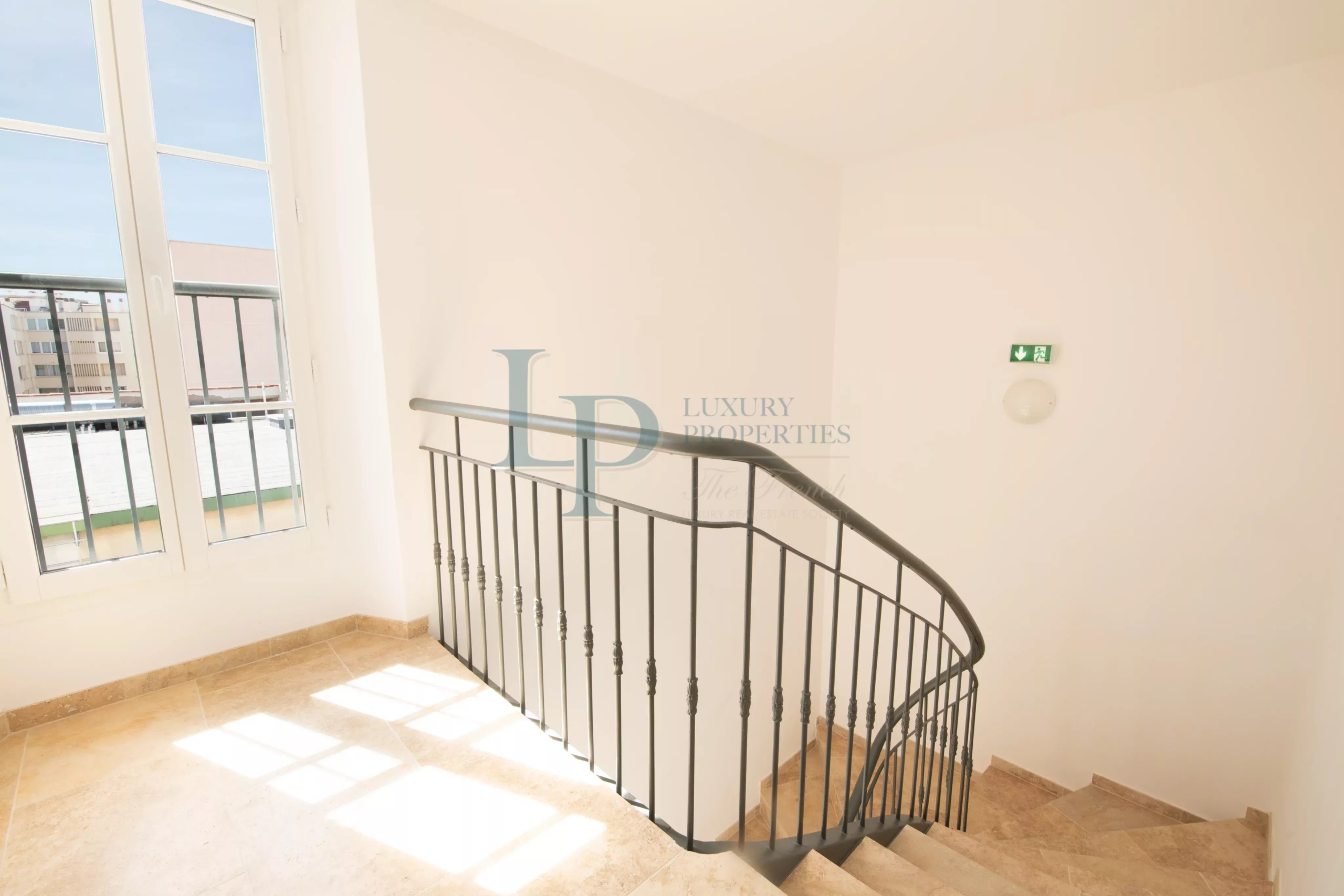 IDÉAL INVESTISSEUR – IMMEUBLE MEUBLÉ À FORT RENDEMENT AU CŒUR DE SAINTE-MAXIME