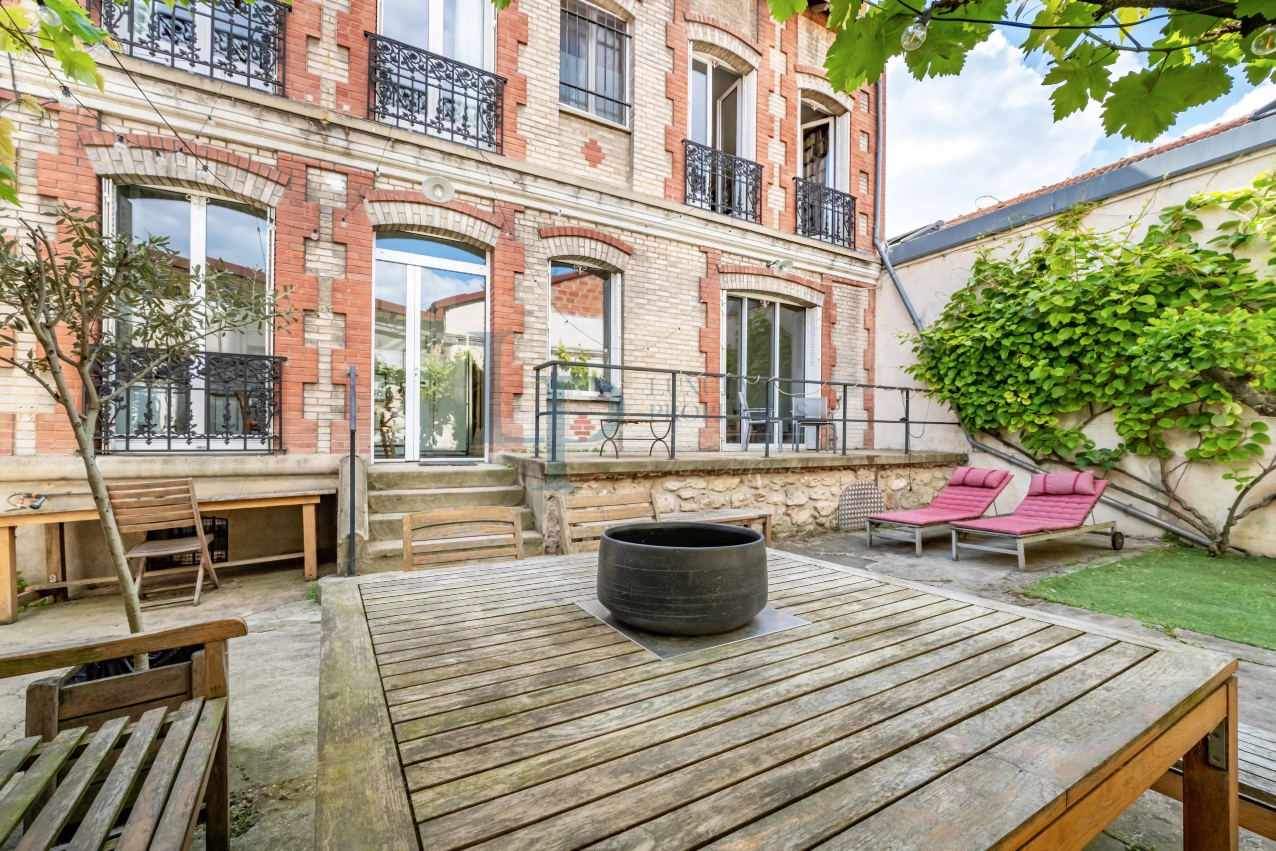 Pavillon familial ou projet d’investissement – 251.52 m² avec parcelle d’angle de 305 m² – jusqu’à 8 chambres – Jardin & potentiel constructible – Ivry-sur-Seine