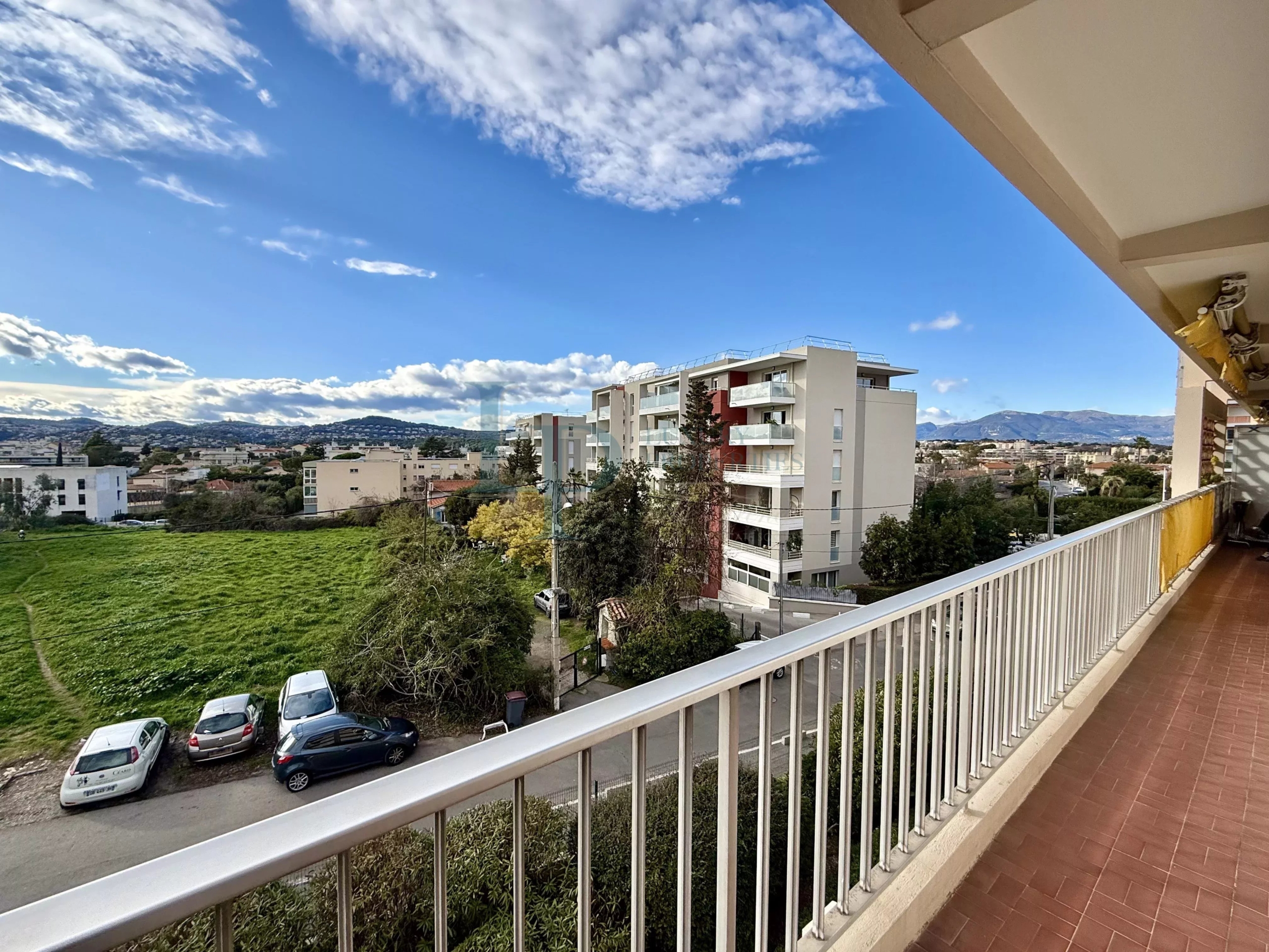 Appartement lumineux à Antibes avec piscine et tennis