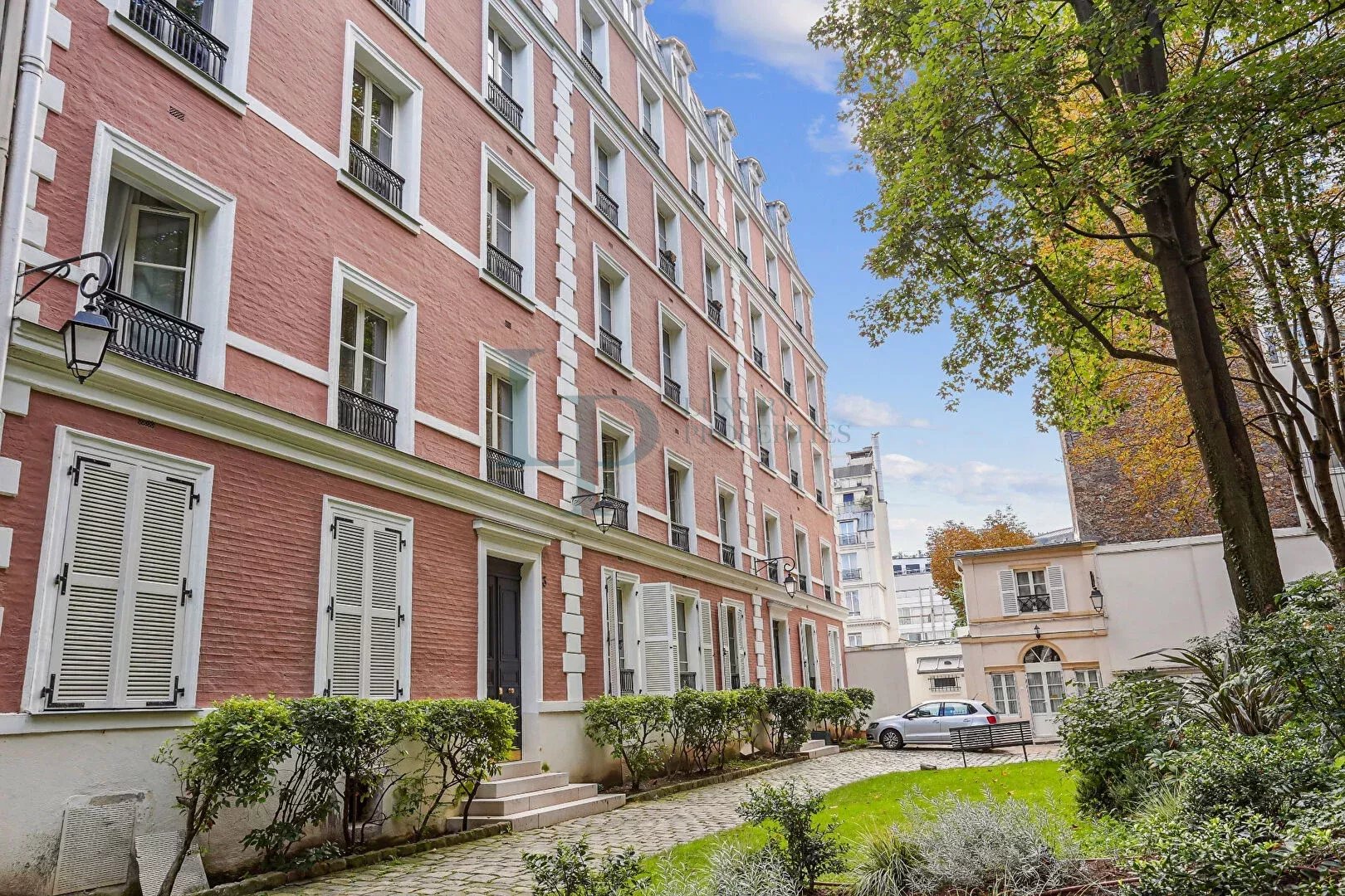 Paris 8ème – Les Jardins de Friedland – Calme  – 3 pièces – Refait à neuf