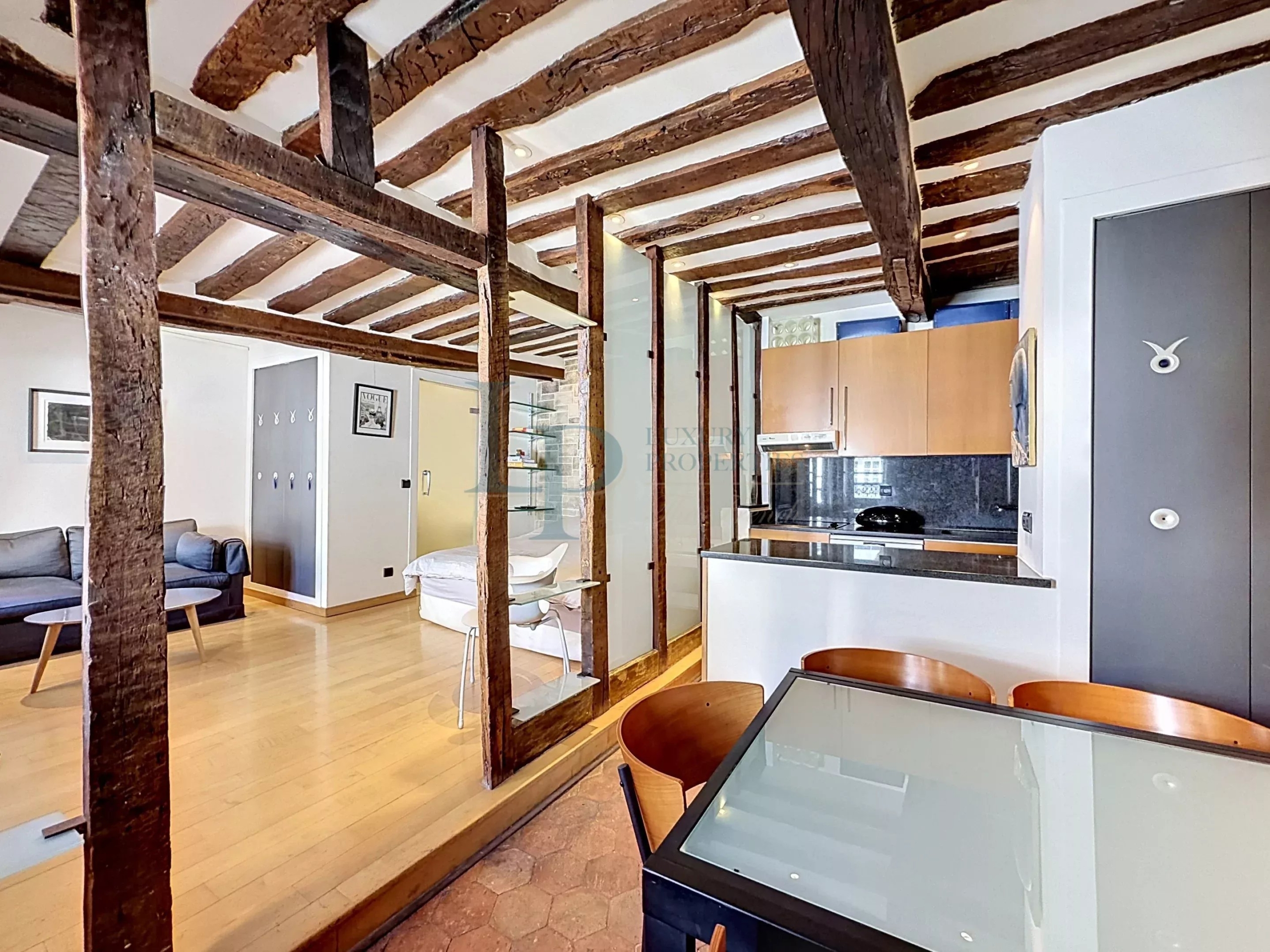 Exclusivité – Île Saint-Louis – Studio / Deux pièces – Dernier étage – Charme parisien