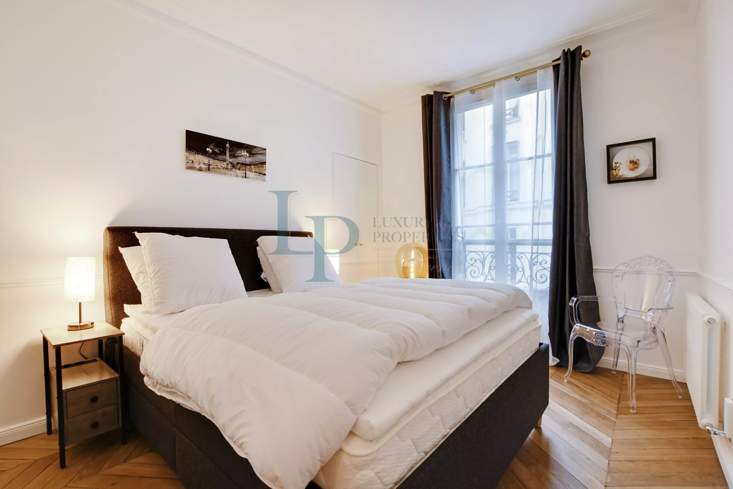 Exclusivité – Paris 8 – Triangle d’Or – Appartement rénové de 81 m2 – Cave – Vendu meublé