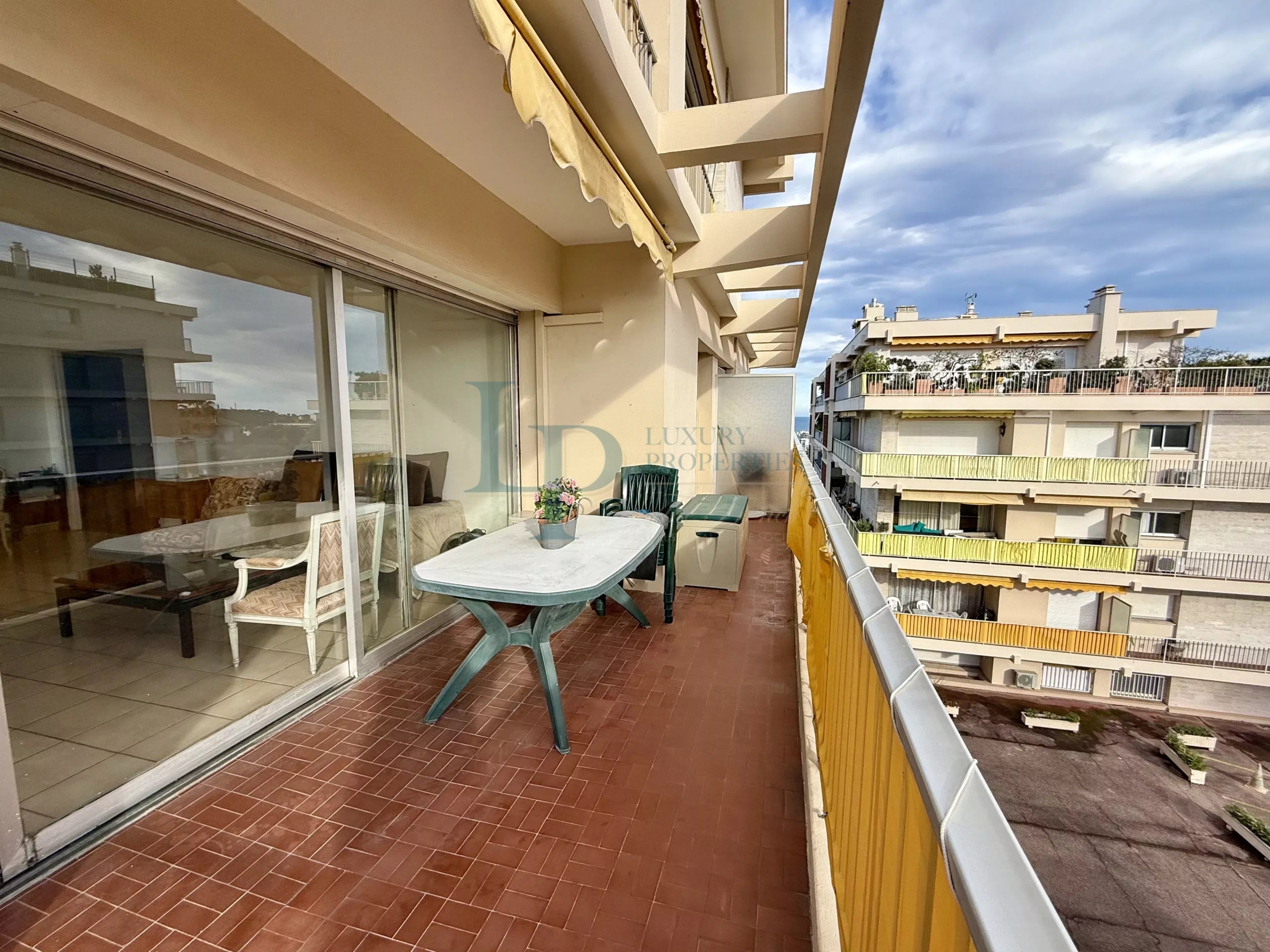 Appartement lumineux à Antibes avec piscine et tennis