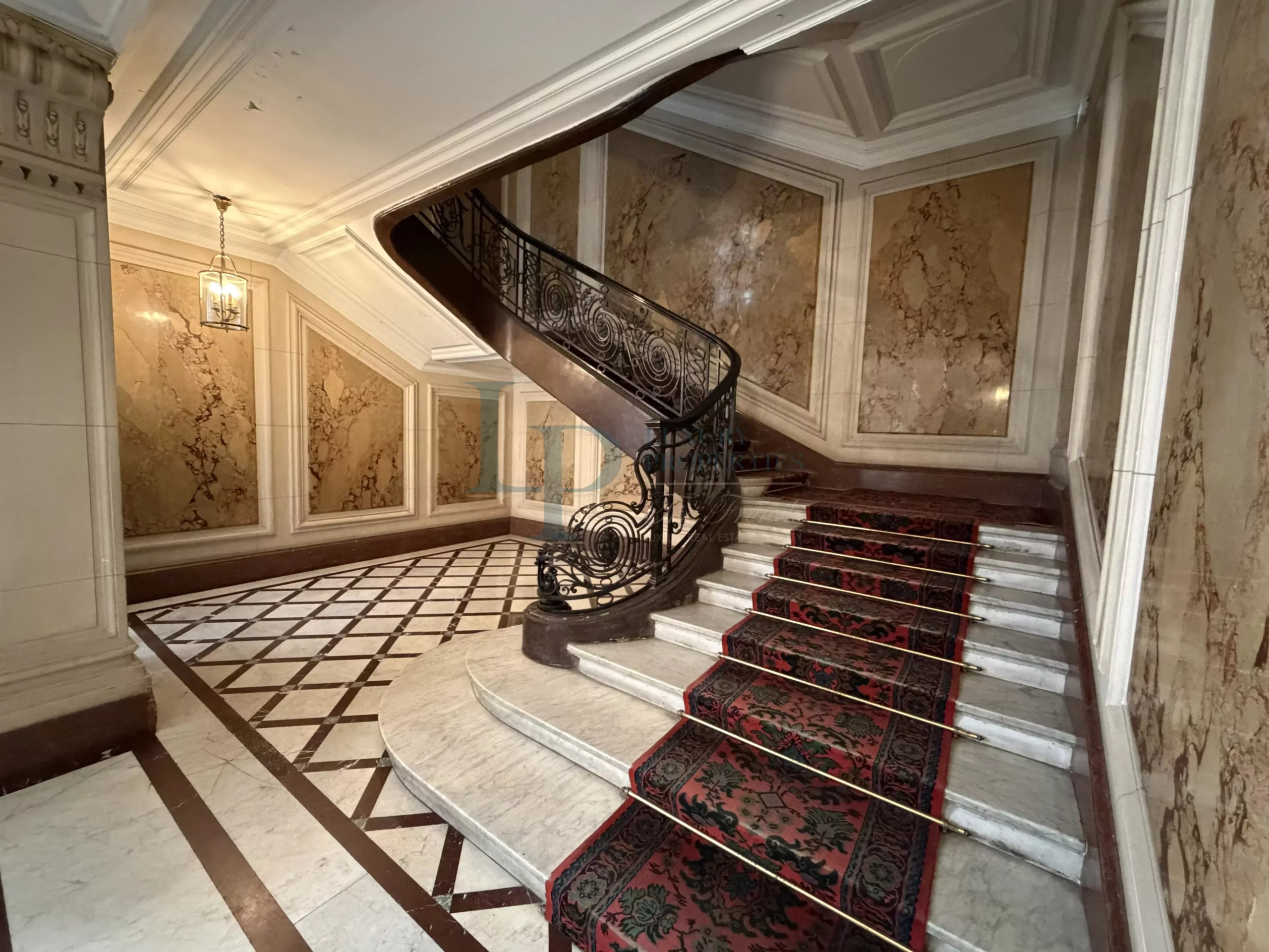 Exclusivité – Paris VIII – Faubourg Saint-Honoré – Dernier étage – Ascenseur