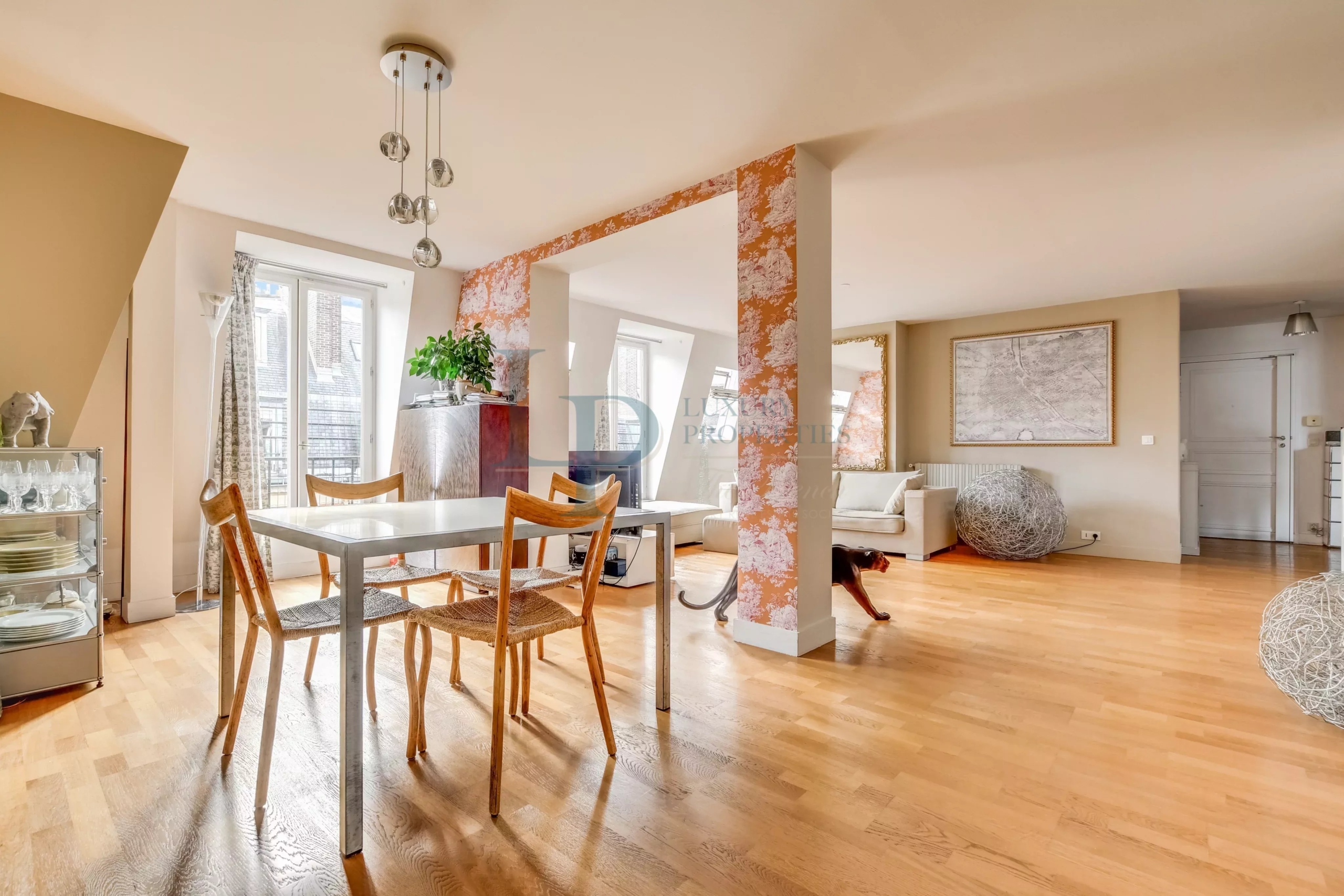 PARIS VIII – FAUBOURG SAINT-HONORÉ – Duplex en dernier étage – Vue cour classée – Esprit maison