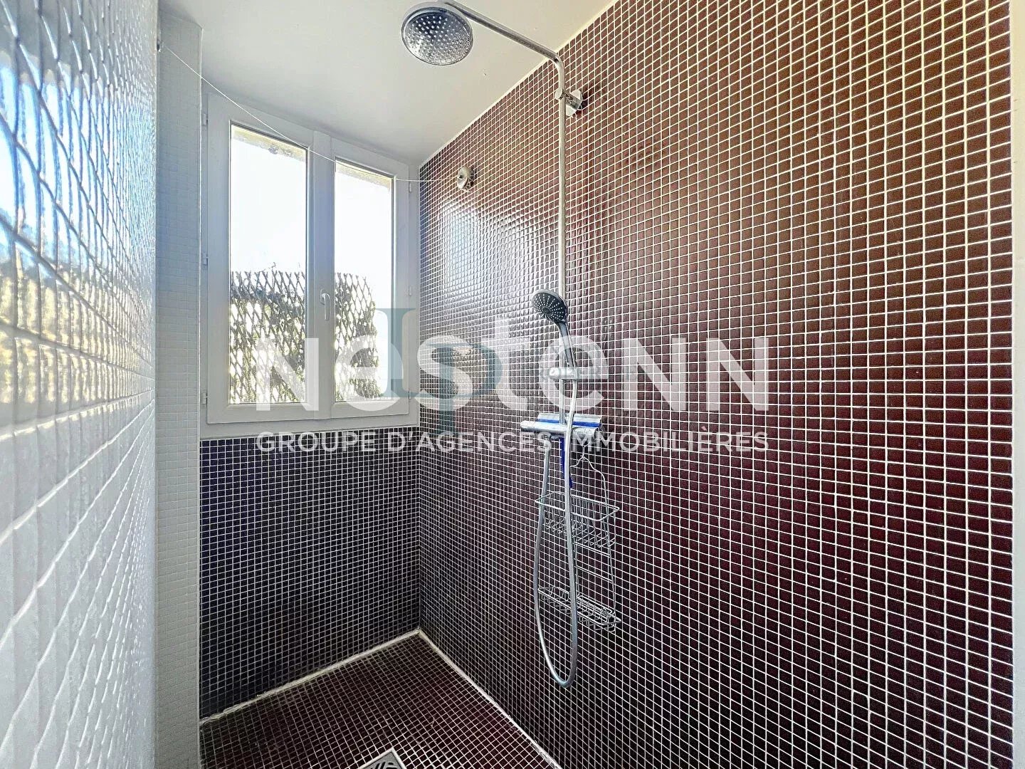 Exclusivité LUXURY PROPERTIES – Kléber / Boissière – Studio / 2 pièces – Étage élevé – Balcon filant – Vue dégagée – Lumineux – Cave