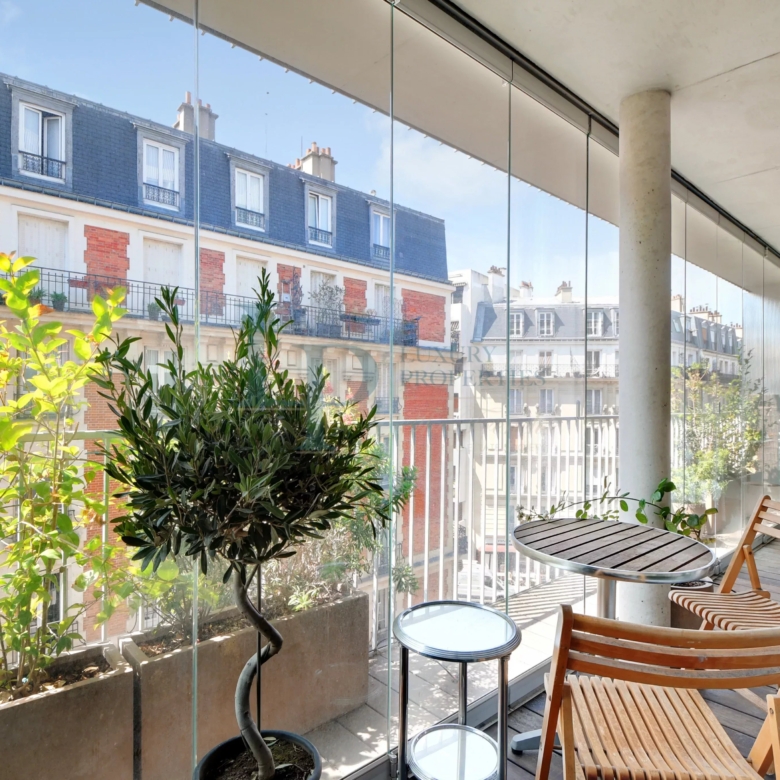 Exclusivité – Paris XVIII – Appartement deux pièces en parfait état – Terrasse – Parking