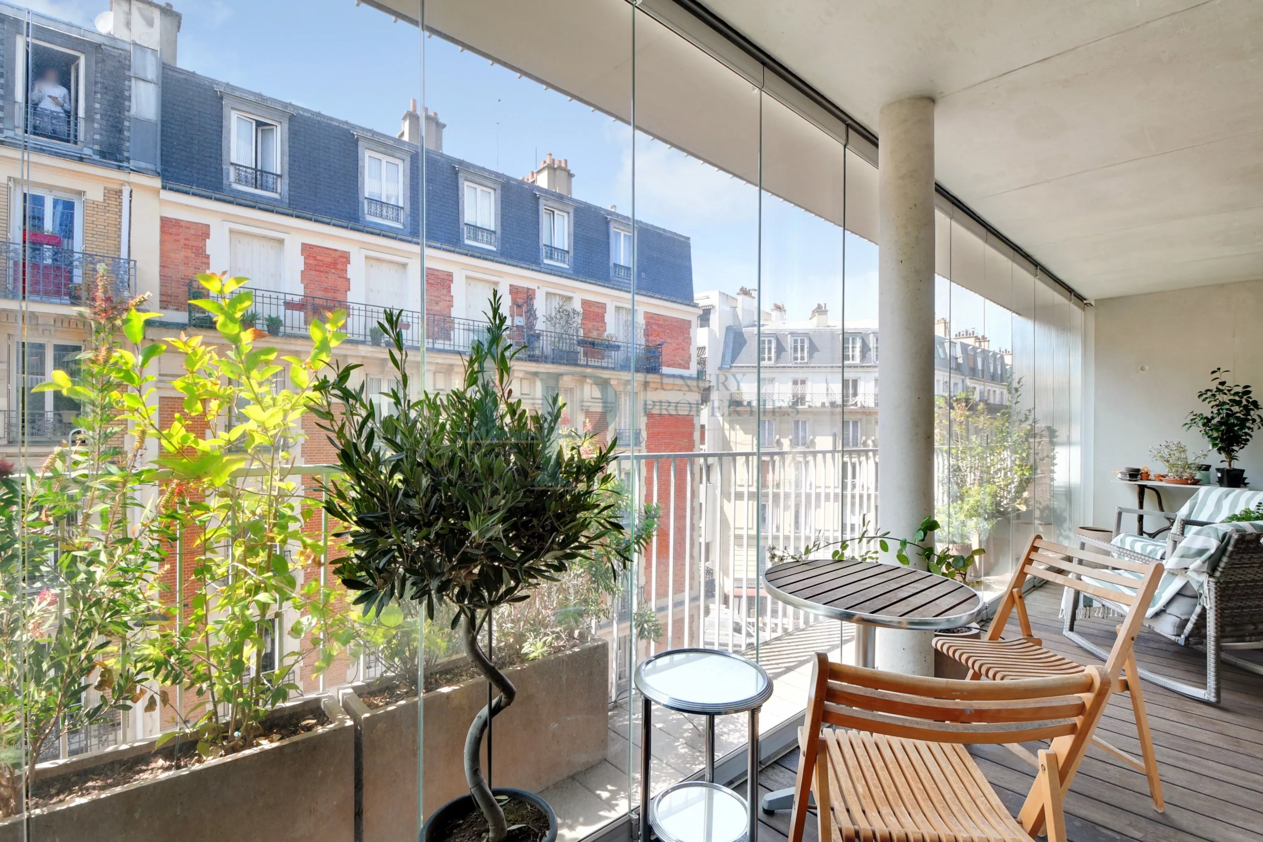 Exclusivité – Paris XVIII – Appartement deux pièces en parfait état – Terrasse – Parking