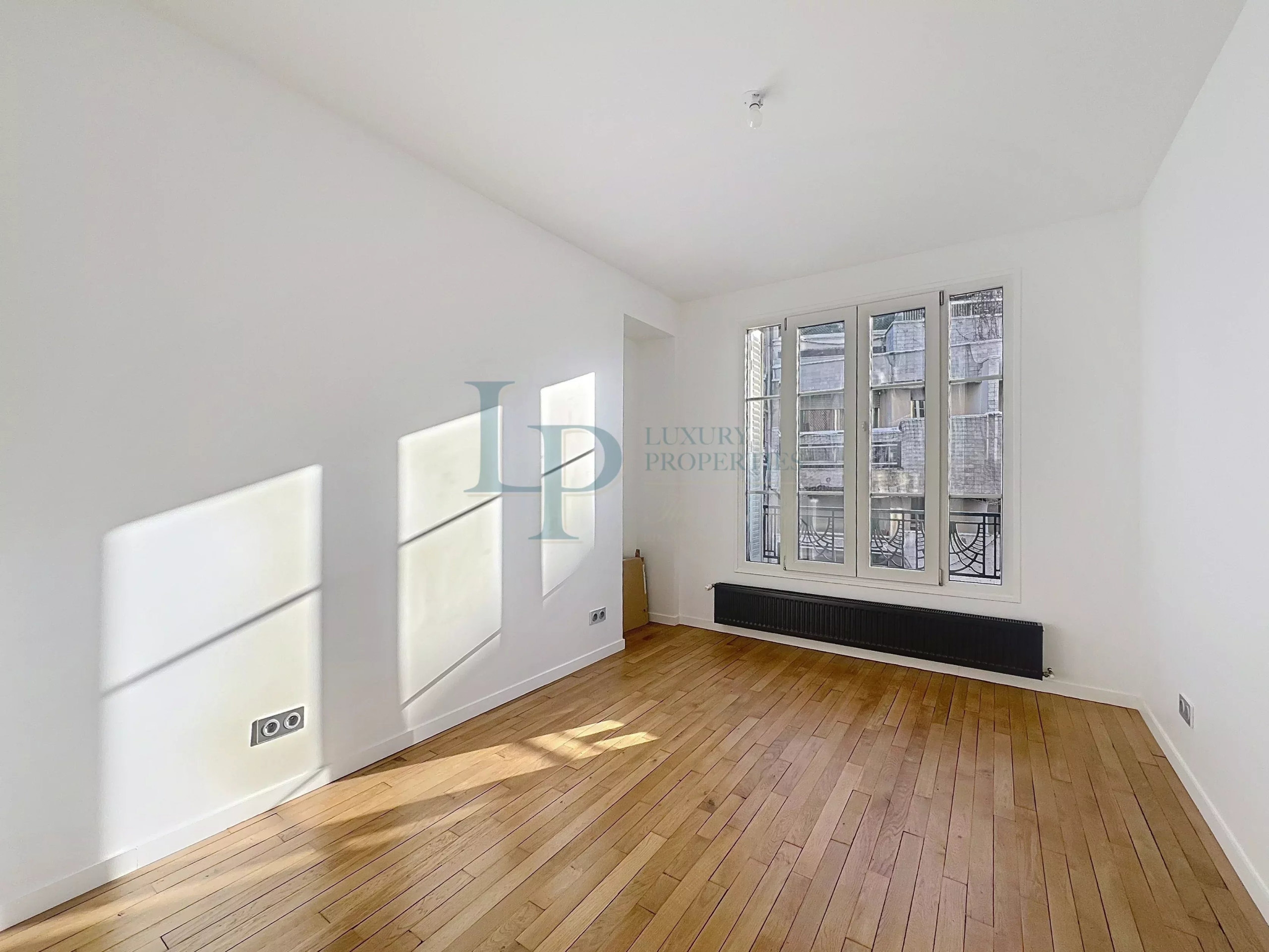 Paris XVI – Appartement 3 pièces entièrement rénové – Proche de toutes les commodités – Deux caves