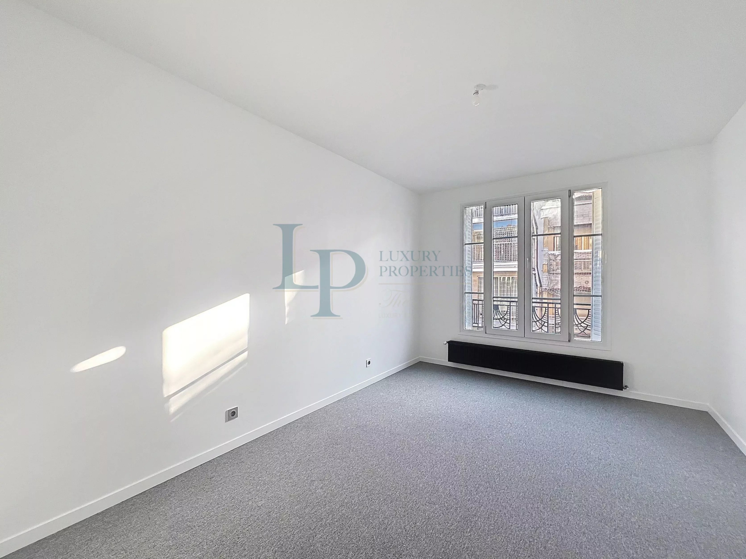 Paris XVI – Appartement 3 pièces entièrement rénové – Proche de toutes les commodités – Deux caves