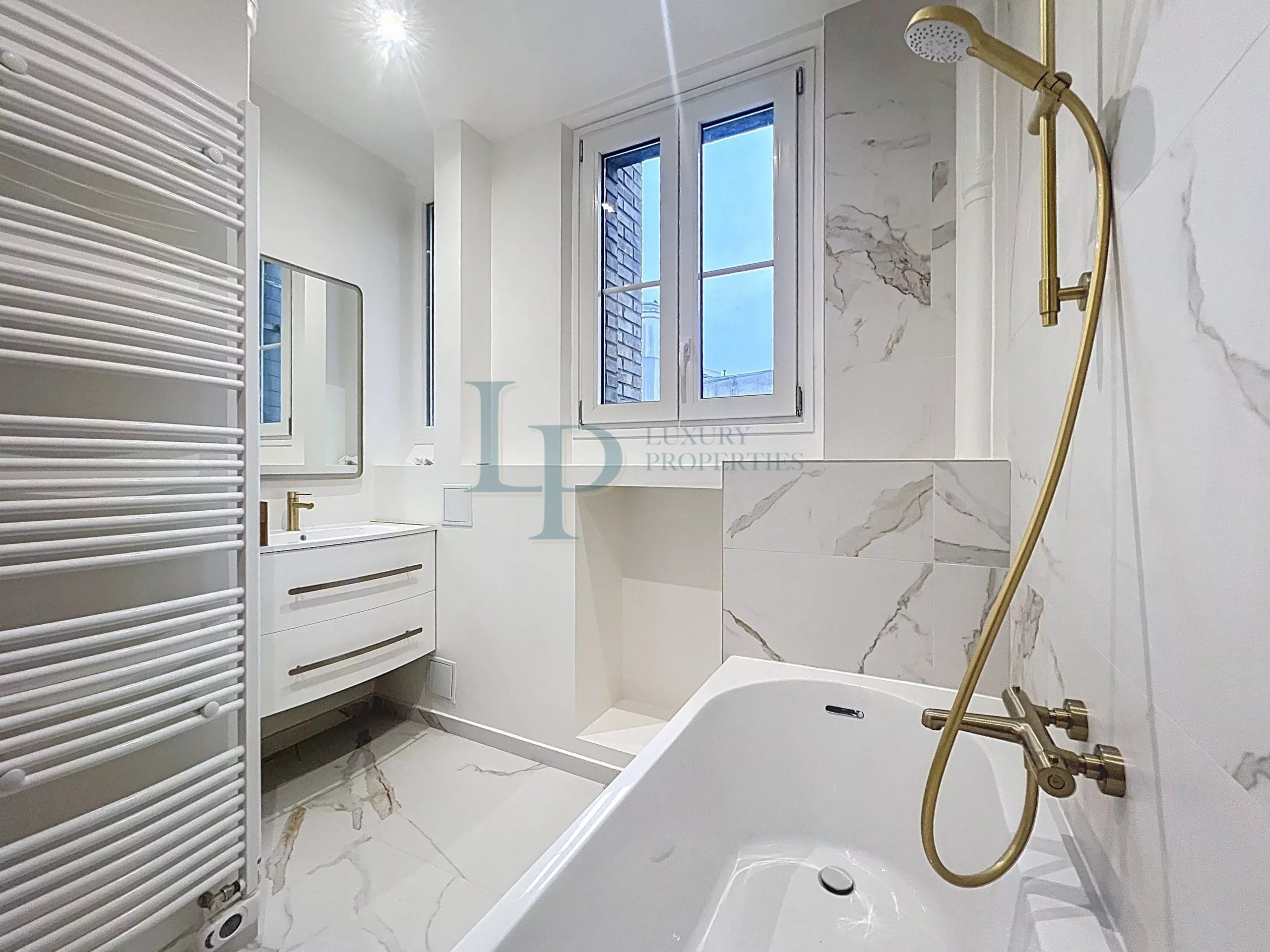 Paris XVI – Appartement 3 pièces entièrement rénové – Proche de toutes les commodités – Deux caves
