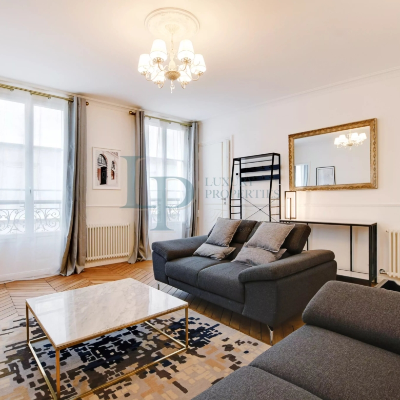 Exclusivité – Paris 8 – Triangle d’Or – Appartement rénové de 81 m2 – Cave – Vendu meublé
