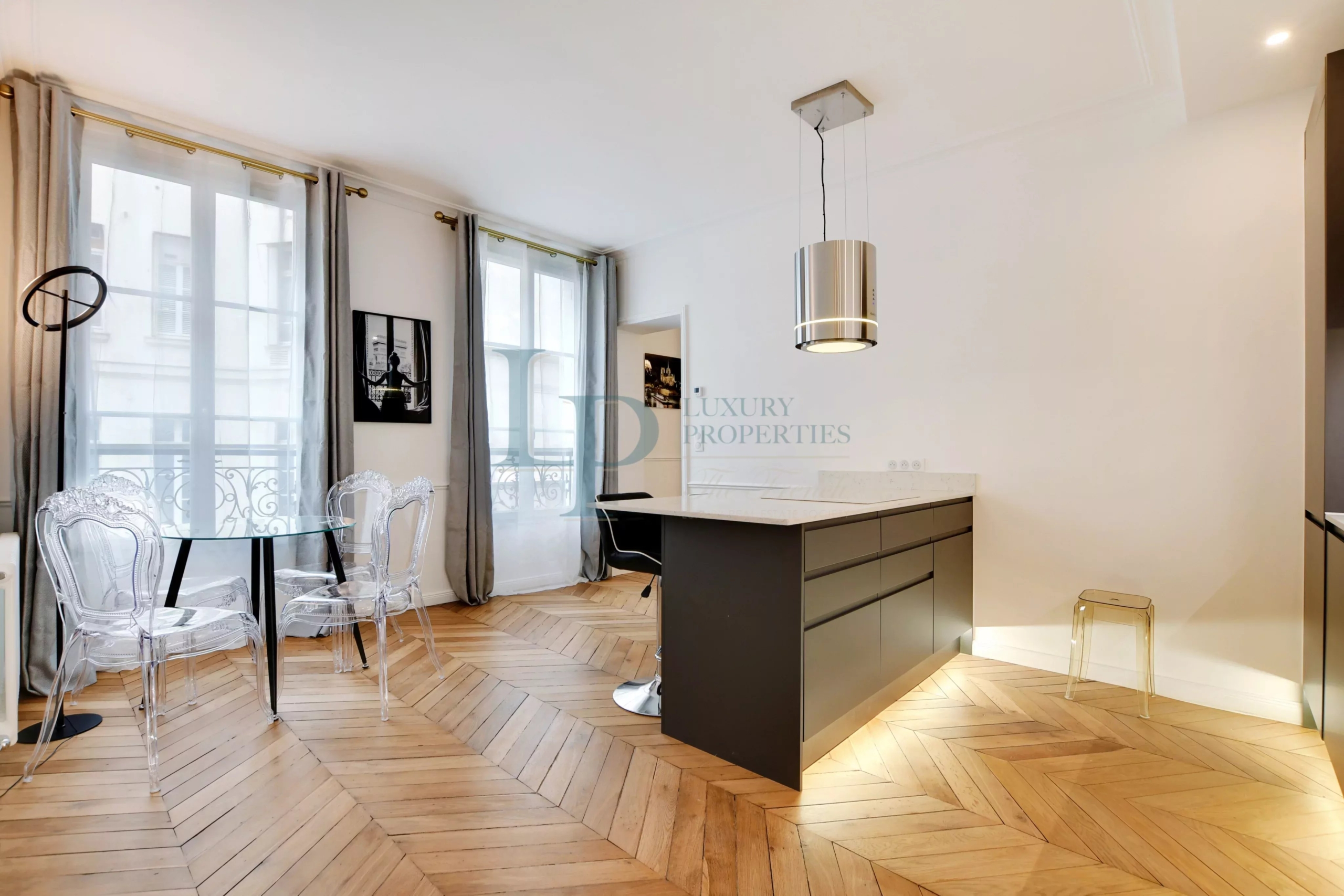 Exclusivité – Paris 8 – Triangle d’Or – Appartement rénové de 81 m2 – Cave – Vendu meublé