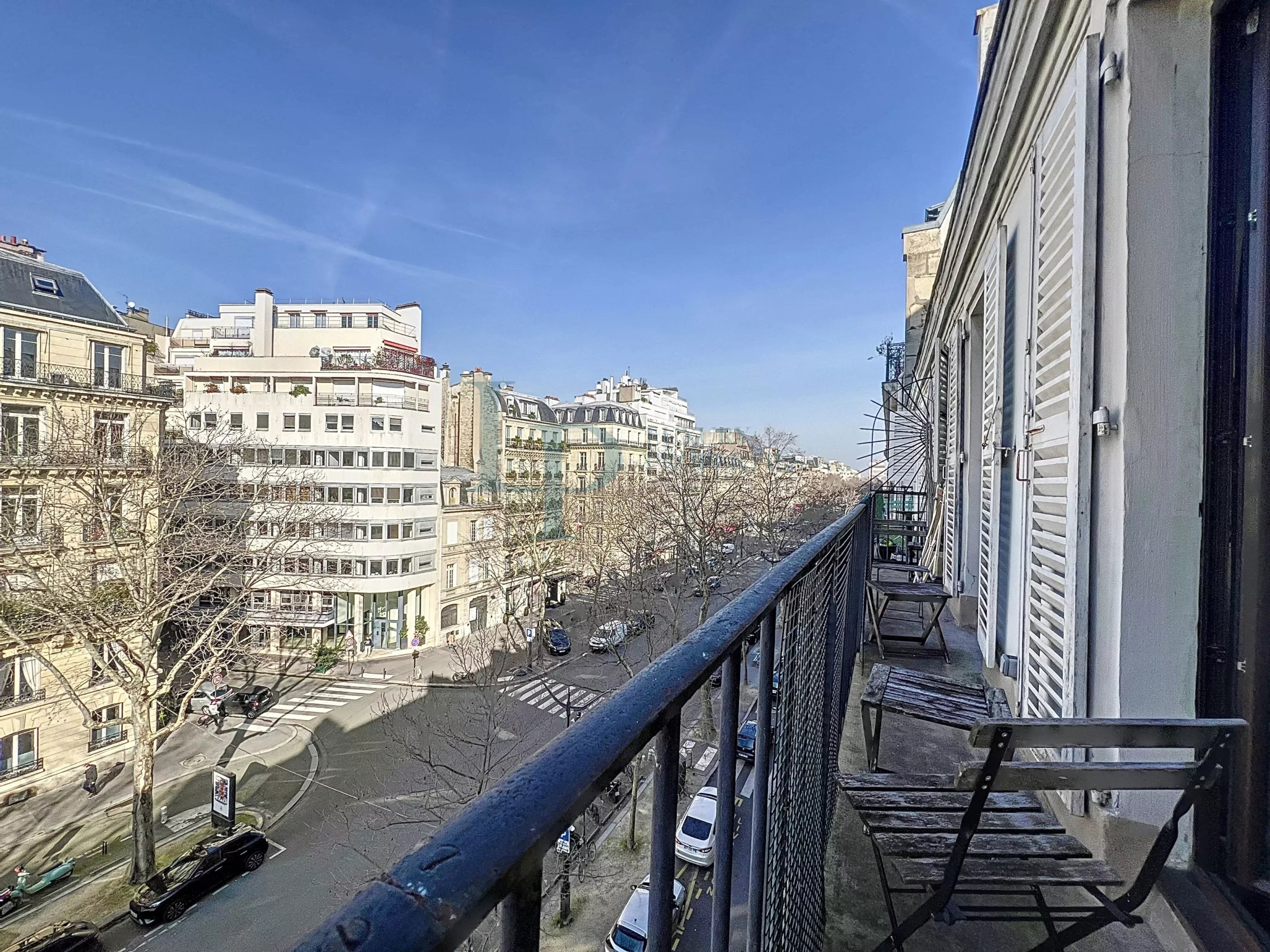 Exclusivité LUXURY PROPERTIES – Kléber / Boissière – Studio / 2 pièces – Étage élevé – Balcon filant – Vue dégagée – Lumineux – Cave