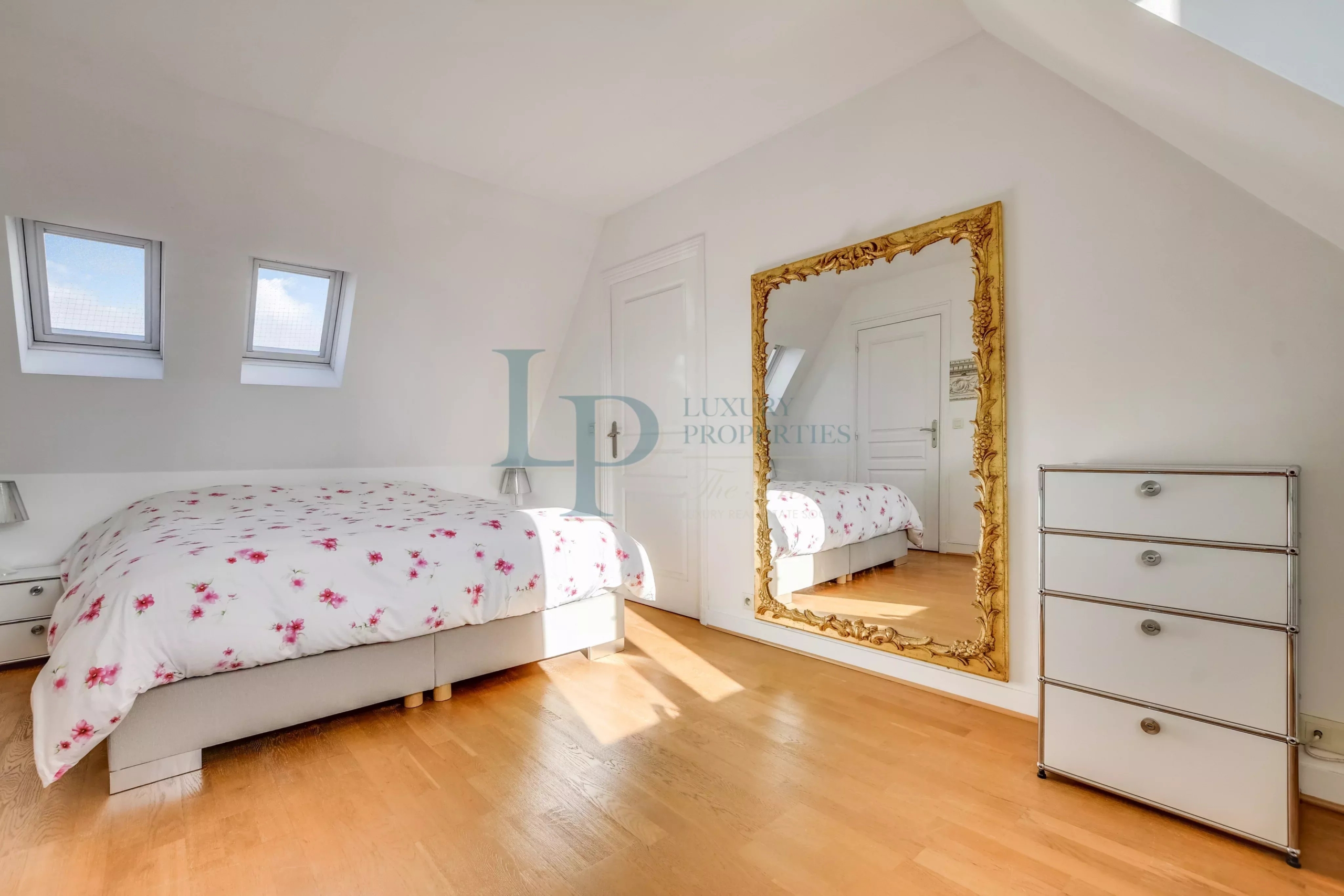 PARIS VIII – FAUBOURG SAINT-HONORÉ – Duplex en dernier étage – Vue cour classée – Esprit maison