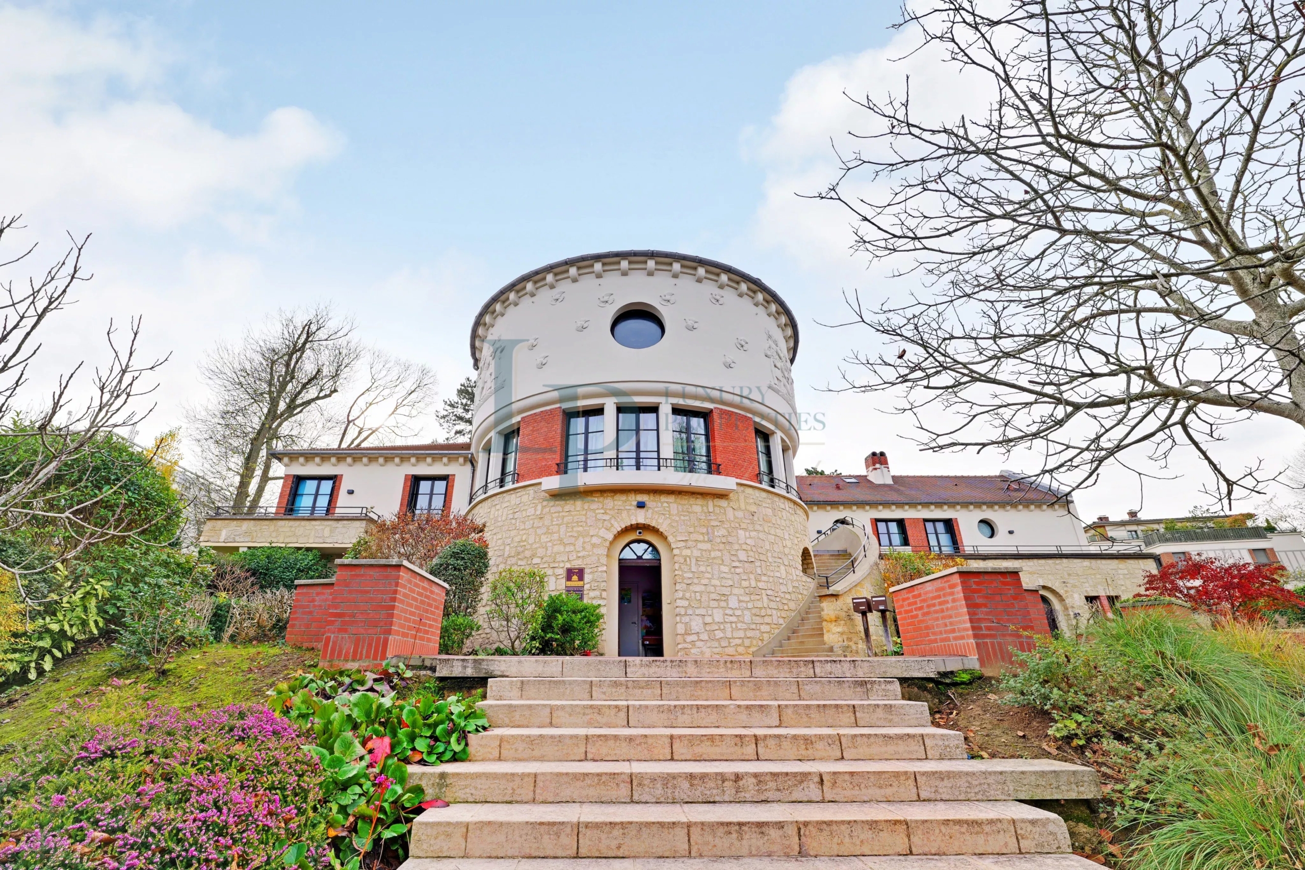 Exclusivité  – Face à l’Hippodrome de Saint-Cloud – Comme une Maison – Terrasse – Cave – Parkings – Piscine