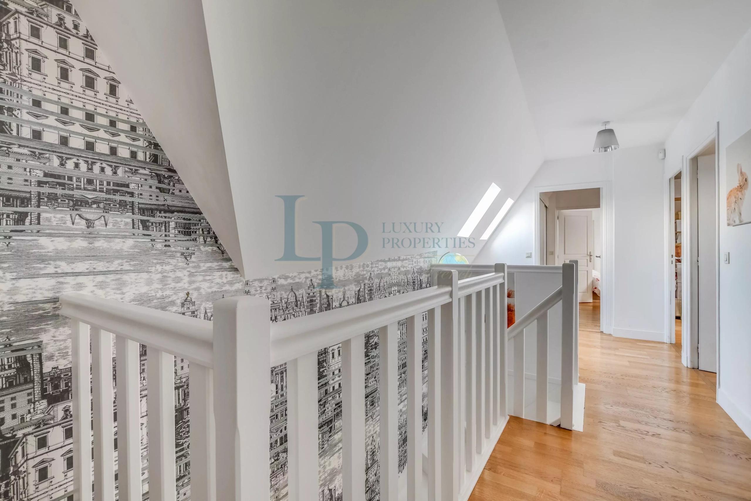 PARIS VIII – FAUBOURG SAINT-HONORÉ – Duplex en dernier étage – Vue cour classée – Esprit maison