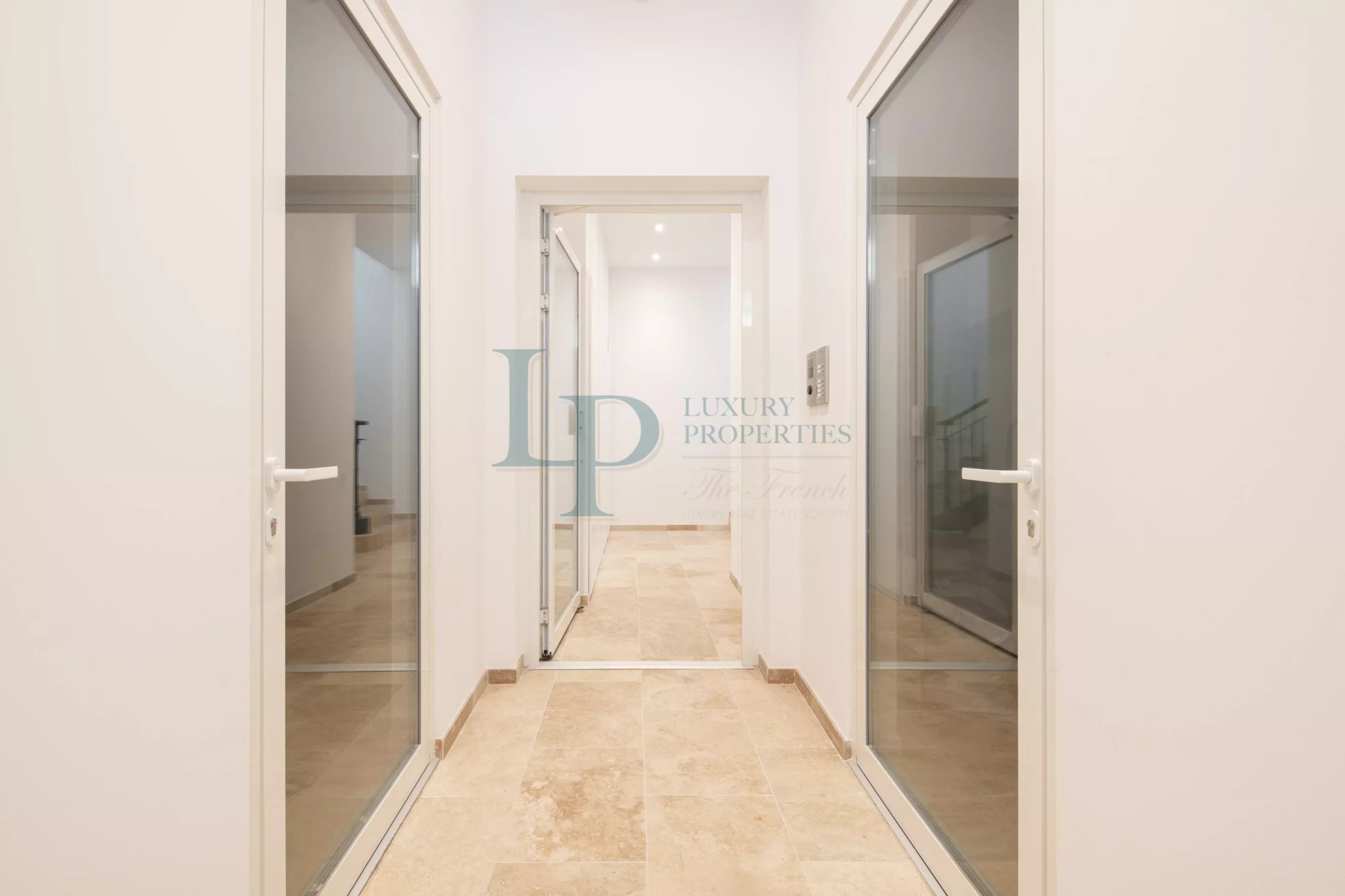 IDÉAL INVESTISSEUR – IMMEUBLE MEUBLÉ À FORT RENDEMENT AU CŒUR DE SAINTE-MAXIME