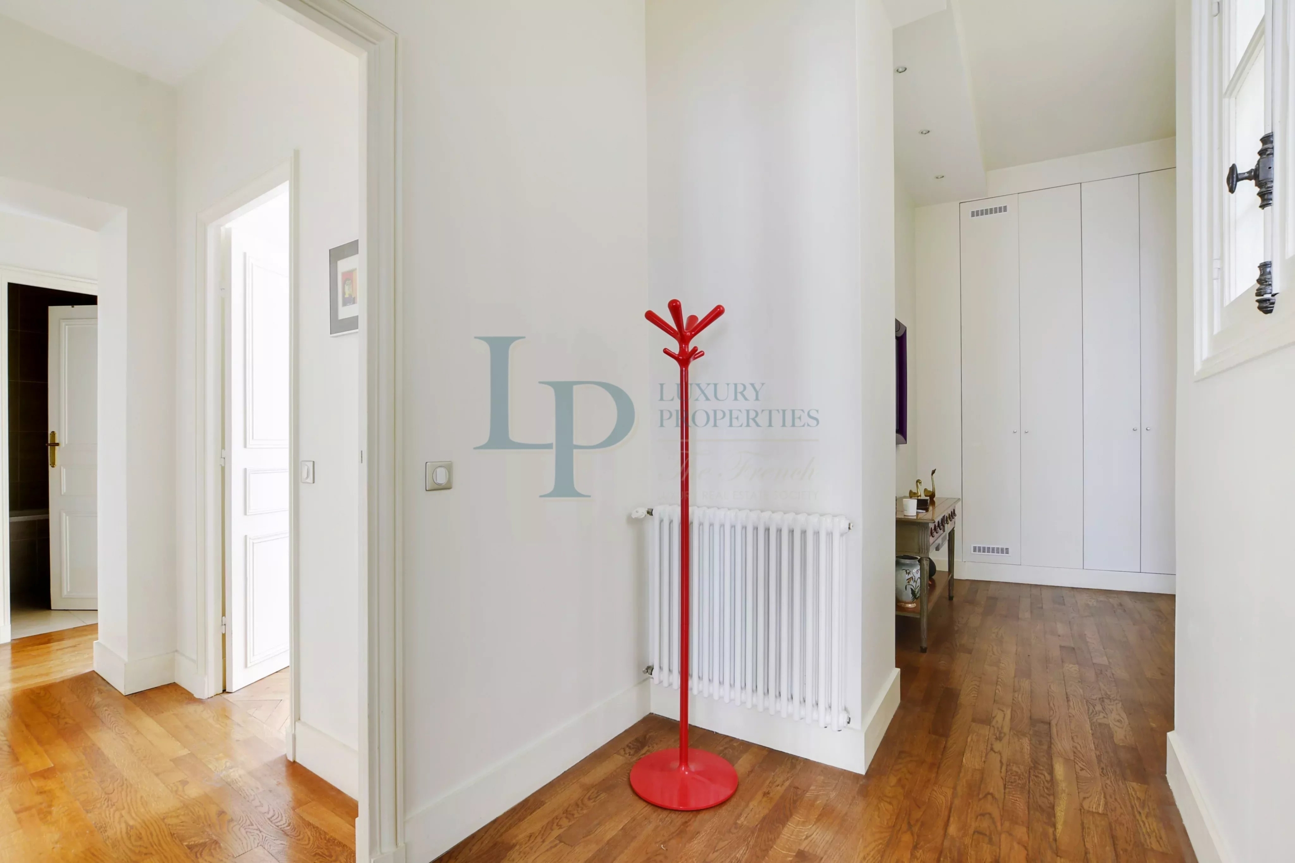 Parc Monceau – Appartement 4 pièces de 133.18 m2 – Ascenseur – Cave – Gardien – Immeuble de Grand Standing