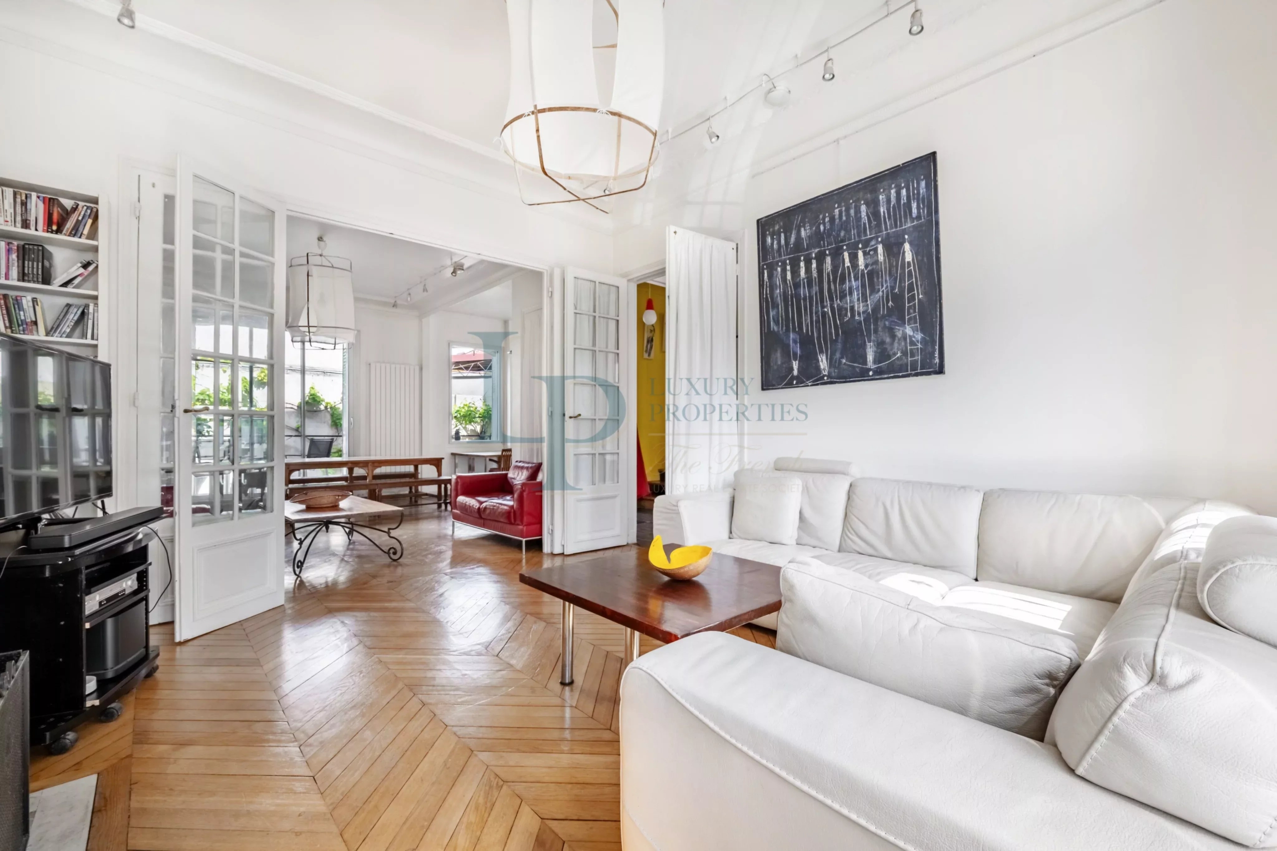 Pavillon familial ou projet d’investissement – 251.52 m² avec parcelle d’angle de 305 m² – jusqu’à 8 chambres – Jardin & potentiel constructible – Ivry-sur-Seine