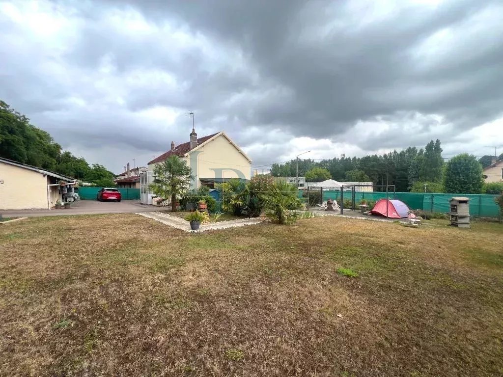 Maison 5 pièces 130 m² et dépendance 50 m² sur terrain de 1165 m² située à Paron