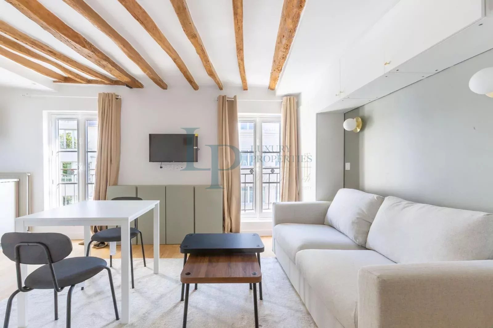 EXCLUSIVITÉ – Studio Paris 8ème rue du Faubourg Saint-Honoré – 28 m2