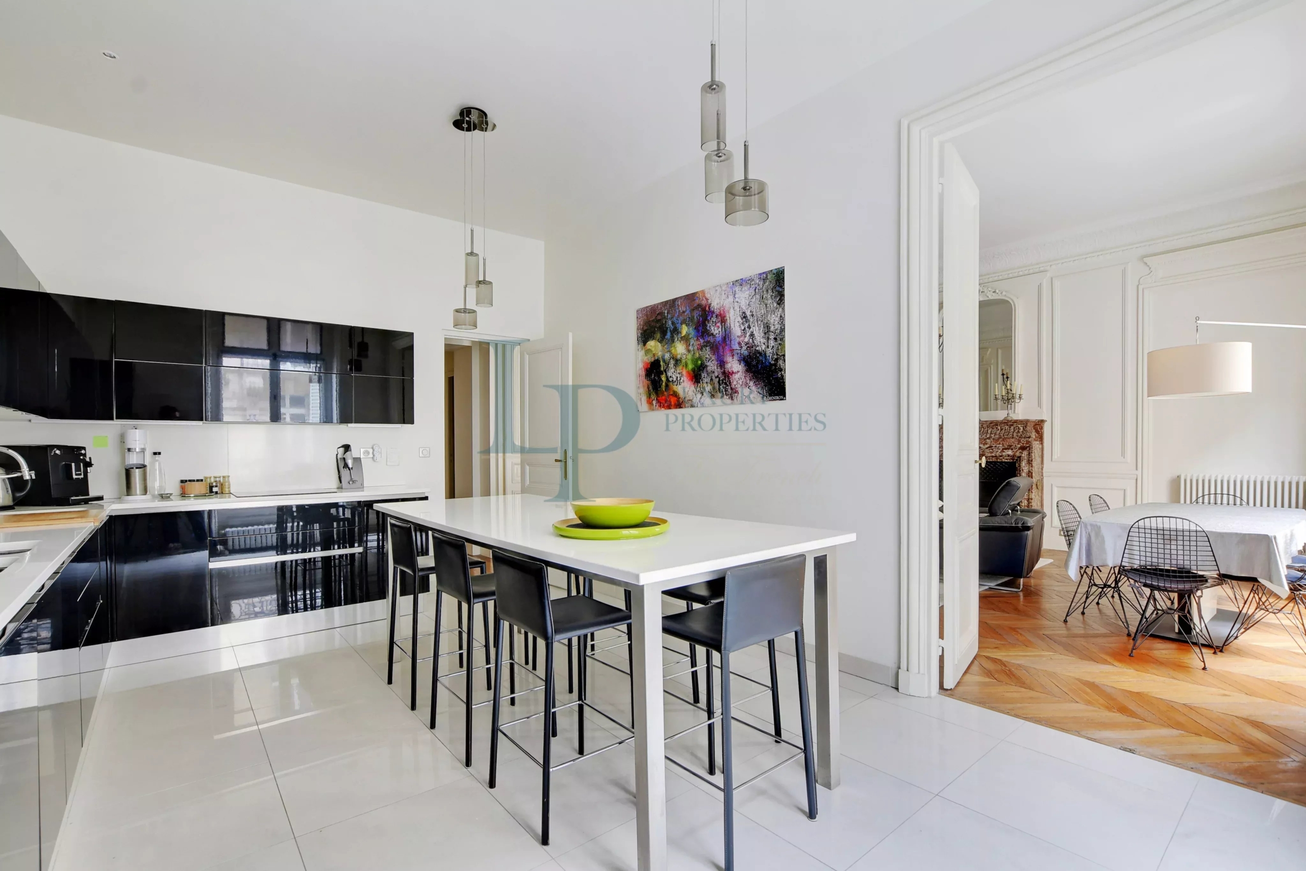 Parc Monceau – Appartement 4 pièces de 133.18 m2 – Ascenseur – Cave – Gardien – Immeuble de Grand Standing